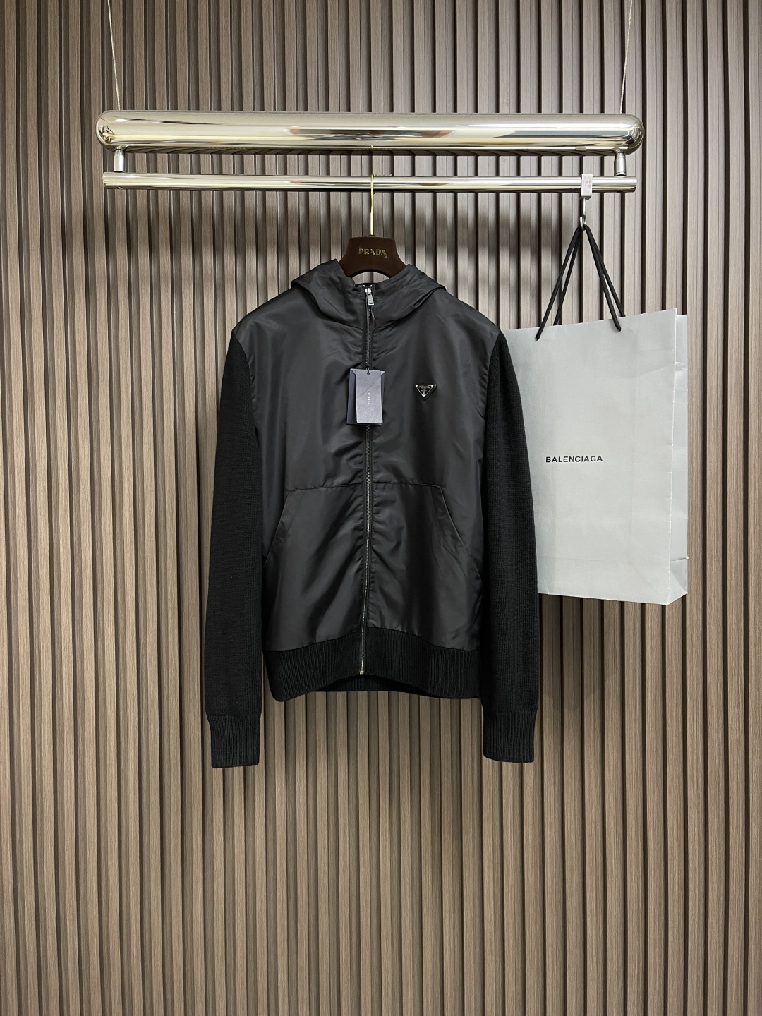 NO:125197,Prada wool spliced ​​nylon jacket, this product is made of wool cashmere blend and P-home classic recycled nylon fabric. The wool cashmere blend provides a soft and delicate touch. The wool increases durability and warmth. The front piece and hood are made of nylon fabric, which is more windproof and wear-resistant.  The cashmere wool blend of sleeves and back is made of jersey knitting process, the surface is flat and delicate, and the ribbed cuffs and hem are woven with a double needle machine. The concave and convex stripes are clear, making it more stretchable and comfortable. The front piece and sleeves are spliced ​​with hidden thread technology to enhance the overall aesthetics and quality. The hood is double-stitched to increase firmness, and is matched with a round beef tendon hat rope and an adjustable rope head.  The lower edge of the cap is high to the chin, which has good wrapping and better warmth. There are patch pockets on the left and right bottoms, and the pockets are knotted to make it more secure. The chest is decorated with a Prada enamel triangle logo, highlighting the recognition of the brand. Size S-XL, prada, prada, jackets & coats, hats, alexander wang19860909prada 羊毛拼接尼龙夹克,这款产品选用了羊毛羊绒混纺和p家经典再生尼龙面料,羊毛羊绒混纺提供了柔软细腻的触感,羊毛增加耐用性和保暖性,前片和风帽选用尼龙面料,更具有防风性和耐磨性．衣袖和后背的羊绒羊毛混纺采用平纹针织工艺表面平整质感细腻,袖口和下摆罗纹运用双针机编织而成,凹凸有致,条纹清晰,使其更具有伸展性和舒适性,前片和袖子采用隐藏线工艺拼接而成,提升整体的美观度和品质感.风帽做了双层缝合增加牢固性,搭配圆牛筋帽绳和可调节绳头．帽下沿高至下巴处,做到了很好的包裹性,有更好的保暖作用,下方左右均设有贴袋,袋口做了套结使其更加牢固.胸前饰有普拉达涂珐琅三角标,凸显了品牌的辨识度.尺码S-XL,,prada,prada,jackets & coats,hats,alexander wang,Men's clothing