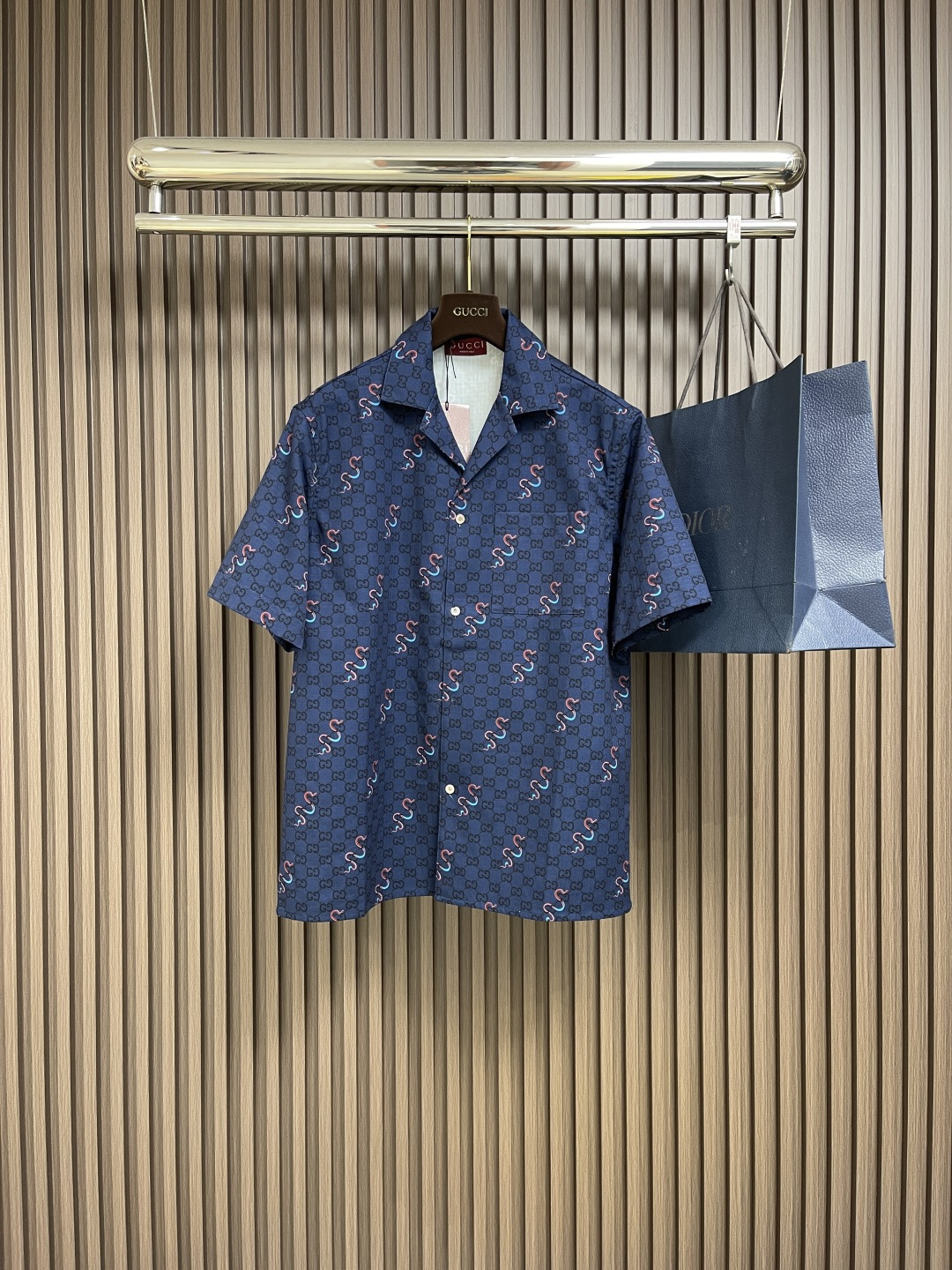 NO:125189,Tops, shorts, P GUCCI SS early spring new Chinese New Year selected snake-shaped printed short shirt shorts suit, snake-shaped pattern is presented ingeniously with printed or embroidered details, which complements the brand logo. Many men's ready-to-wear items in the Li Early Spring series are colored and colored. On this cotton plaid cloth shirt, the image is matched with gg patterns, and part of the gong-shaped body of the whole body printing. Size S-XL, gucci, shorts, shirts, alexander wang19860909上衣 短裤P GUCCI SS早春新款中国新年甄选蛇形印花短衬衫短裤套装,蛇型图案以印花或刺绣细节匠心呈现,与品牌标识相映成趣,力早春系列的多款男士成衣单品增色添彩.在这款棉质格子布村衫上,该形象搭配gg图案,作力通体印花的一部分鑼満衣身.尺码S-XL,,gucci,shorts,shirts,alexander wang,Men's clothing