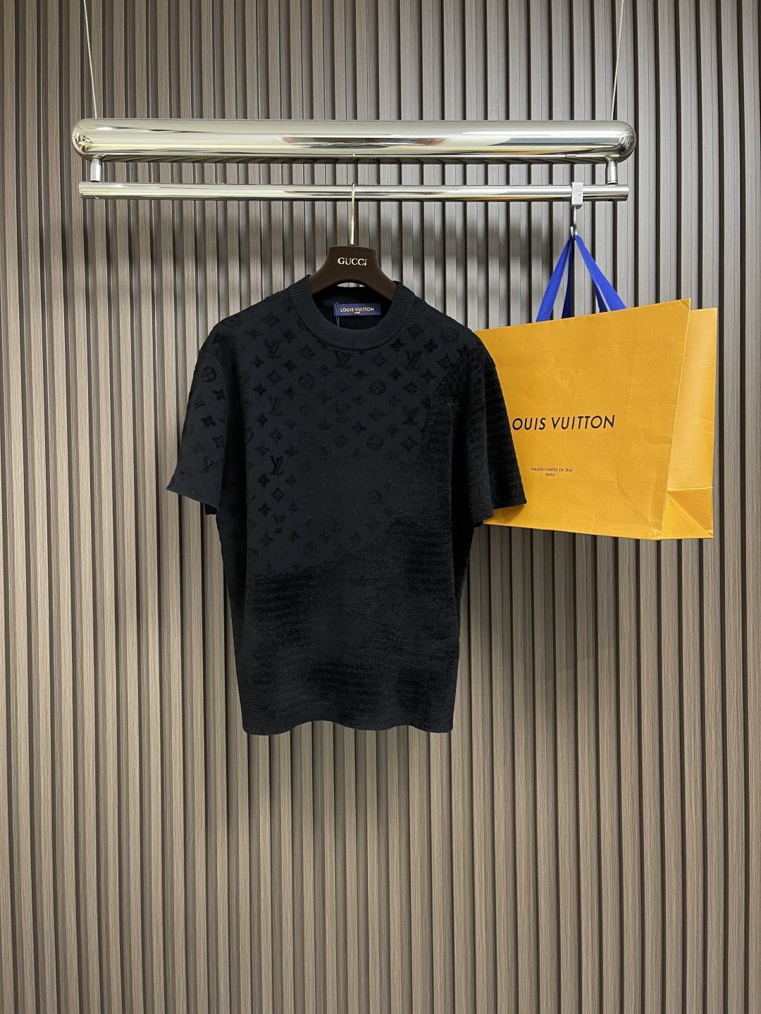 NO:125187,LV spliced ​​jacquard wool short-sleeved T-shirt, integrating monogram elements and velvety smooth horizontal stripes, echoing the flocking items of spring and summer fashion shows with delicate texture. The overall line is straight and delicate, the fabric is comfortable and soft, the color is consistent and there is no color difference, which can be matched with the same style to create a fashionable look, and control various occasions, customize auxiliary materials, complete three standards, and the same style for men and women!  Size S-XL, louis vuitton, T-shirt,tees, t-shirt,alexander wang19860909LV 拼接提花毛织短袖T恤,融汇 monogram元素与天鹅绒般柔滑的横向条纹,以细腻肌理呼应春夏时装秀的植绒单品.整体走线平直细腻 面料舒适柔软 颜色一致无色差能与同款搭配营造时尚造型,驾驭各种场合,定制辅料,三标齐全,男女同款！尺码S-XL,,louis vuitton,T-shirt,tees，t-shirt,alexander wang,Men's clothing