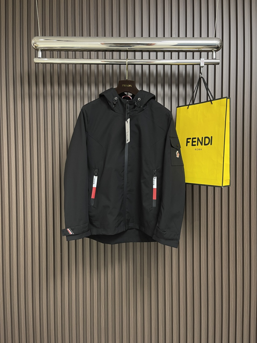 NO:125213,moncler 2025SS early spring new hooded casual jacket with sleeves and pocket embellishments, both business and casual!  The fabric is made of polyester fiber windproof and waterproof fabric, with inner polyester fiber lining. The left-hand brand shows the luxury of the brand, exquisite and exquisite craftsmanship, waterproof and breathable, soft and delicate.  And stylish, customized hardware, special mold opening customization, workmanship routing, very neat, tied a series of small-detail crafts, essential items for high-end people, complete three specifications of original hardware and auxiliary materials. Size M-XXL, christian louboutin, jackets & coats, jackets & coats, hats, alexander wang19860909moncler 2025SS早春新款连帽休闲夹克外套,袖臂口袋点缀,商务休闲两不误！面料采用聚酯纤维防风防水面料,内里聚酯纤维内衬,左手品牌彰显品牌奢华,工艺精湛考究,防水透气,柔软细腻．且有型,定做五金,拉头特殊开模定制,做工方面走线,非常工整,套结一系列小细节工艺的应用,高端人士必备单品,原厂五金辅料三标齐全.尺码M-XXL,,christian louboutin,jackets & coats,jackets & coats,hats,alexander wang,Men's clothing