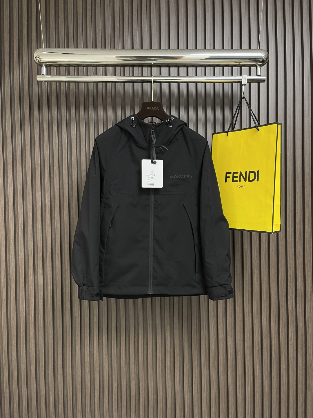 NO:125207,moncler 2025SS early spring new style hooded casual jacket, both business and casual!  The fabric is made of polyester fiber windproof and waterproof fabric, inner polyester fiber lining, chest Moner printing, left-hand brand highlights the luxury of the brand, exquisite craftsmanship, waterproof and breathable, soft and delicate.  And stylish, customized hardware, special mold opening, workmanship routing, very neat, size M-XXL, christian louboutin, jackets & coats, hats, alexander wang19860909moncler 2025SS早春新款同款连帽休闲夹克,商务休闲两不误！面料采用聚酯纤维防风防水面料,内里聚酯纤维内衬,胸前moner印花,左手品牌彰显品牌奢华,工艺精湛考究,防水透气,柔软细腻．且有型,定做五金,拉头特殊开模定制,做工方面走线,非常工整,尺码M-XXL,,christian louboutin,jackets & coats,hats,alexander wang,Men's clothing