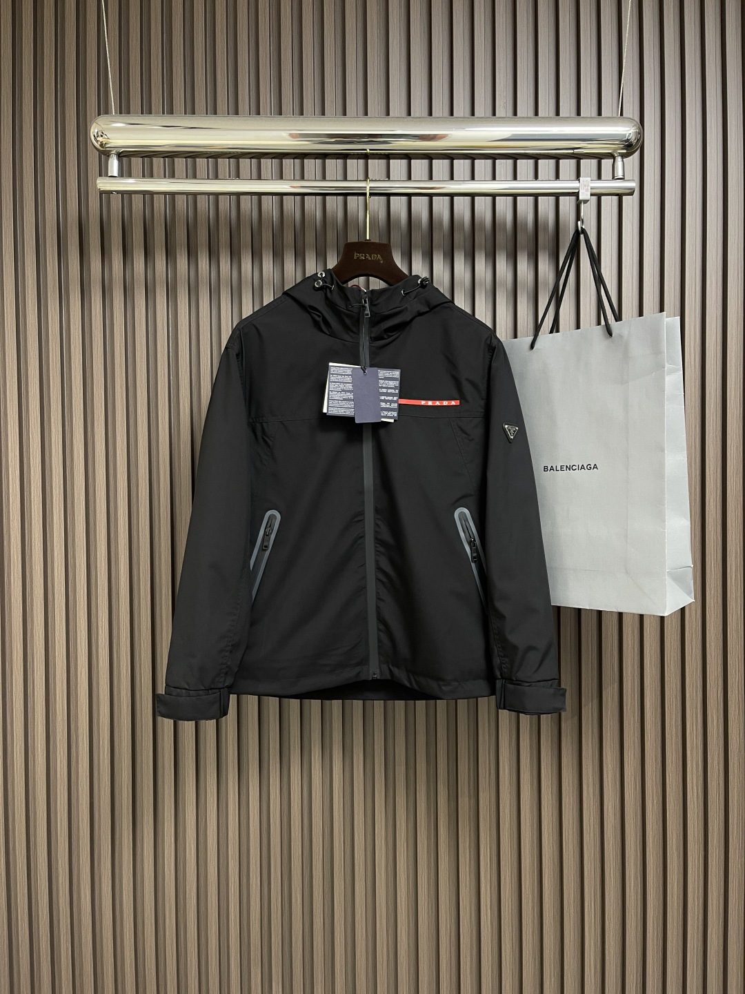 NO:125219,Prada 2025ss early spring new hooded jacket, red label on the chest and classic enamel metal label design, original fiber innovative technology fabric, simple, neat and refreshing business, original customized metal hardware zipper, simple, generous and versatile style, elegant and handsome on the upper body, a brand new visual sense!  Invincible appearance, the details are very good, the upper body is not picky, and the must-have model is reserved. Size M-XXL, prada, jackets & coats, jackets & coats, hats, alexander wang19860909Prada 2025ss早春新品连帽夹克外套,胸前红标与经典珐琅金属标设计,原版纤维创新科技面料 简洁利落又清爽商务,原版定制金属五金拉链,简约大方百搭款 上身优雅帅气,焕然一新的即视感！品相无敌,细节都很到位,上身不挑人,必入的自留款.尺码M-XXL,,prada,jackets & coats,jackets & coats,hats,alexander wang,Men's clothing