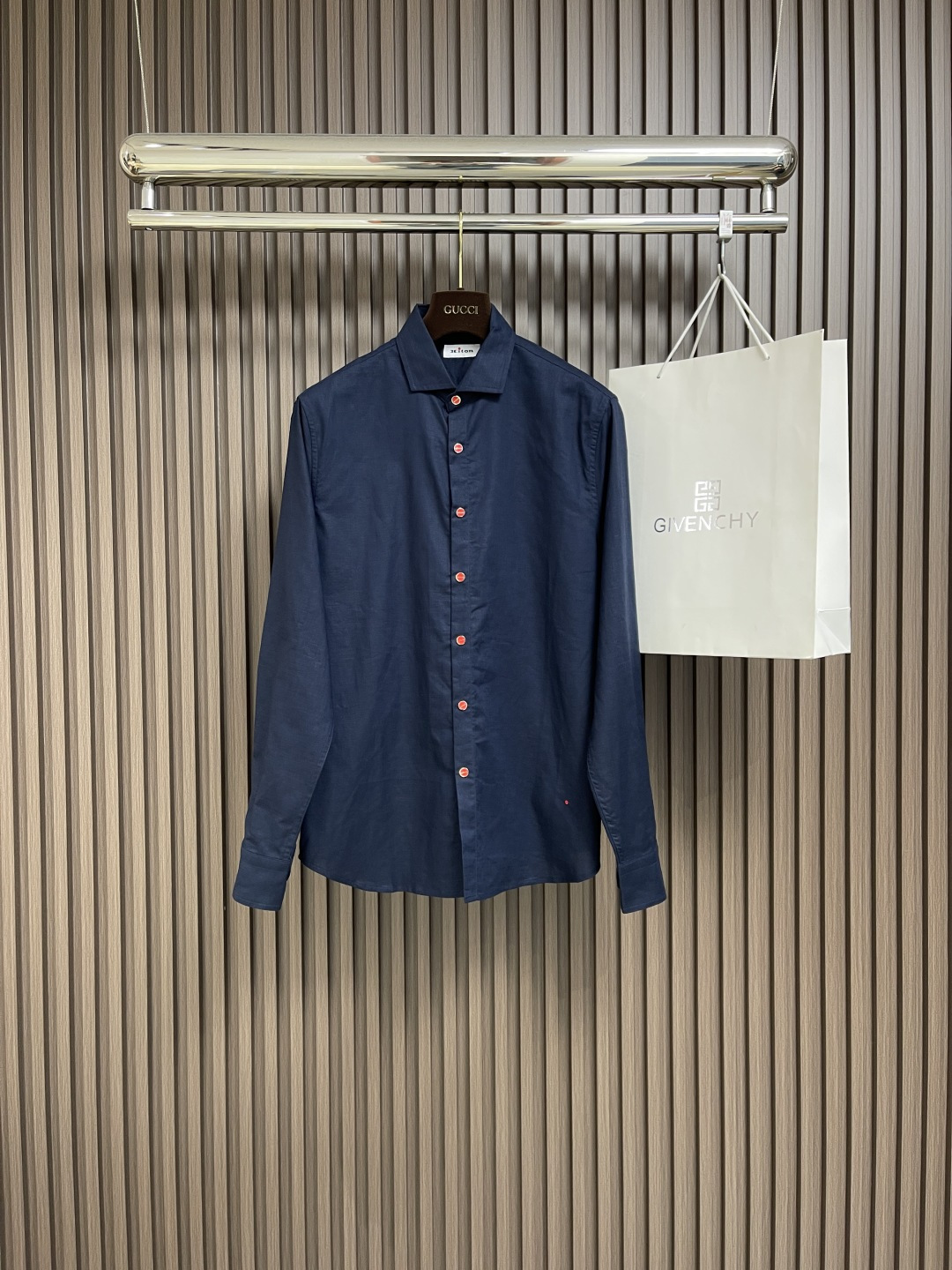 NO:125236,Kiton 2025SS early spring new long-sleeved shirt continues the brand's classic and distinctive style design. The atmospheric and luxurious wiring is really easy to see, and it is super handsome when you control it!  Made of imported high-quality fabrics, the fabric feels lighter than conventional fabrics, and the touch is softer and skin-friendly, so it is not picky. The texture is very crisp and has a strong and skewer!  It is woven with high-end jacquard machine, and the wiring is full of extremely obvious concave and convex three-dimensional sense. The details and exquisiteness are perfect so that they cannot be picked. The front classic brand logo red retro button decoration interprets the sense of high quality to every detail of the body!  The high-level positioning and cutting process ensures the alignment and visual beauty of the bright lines at the joints. It is a versatile product that is not picky about people or gender or age. It is highly recommended for everyone to buy it!  Size M-3XL, Shirts,alexander wang19860909kiton 2025SS早春新款长袖衬衫,延续了品牌经典鲜明的风格设计,大气奢华的走线真是好看到不行,驾驭起来都超级帅气！客供进口优质面料制成,面料手感比常规面料要偏轻薄一些,触感更是柔软亲肤到无法挑剔,质地非常的挺括且有筋骨感！采用高端提花机织造,走线富有极为明显的凹凸立体感,细节与精致程度都完美到无法去挑剔,前幅经典品牌logo红色复古纽扣装饰,将高级感演绎到了衣身的每一处细节！高水准定位裁剪工艺,保证了接缝处明线的对位与视觉美感,完全不挑人不挑性别年龄的百搭臻品,强烈推荐大家入手！尺码M-3XL,,shirts,alexander wang,Men's clothing