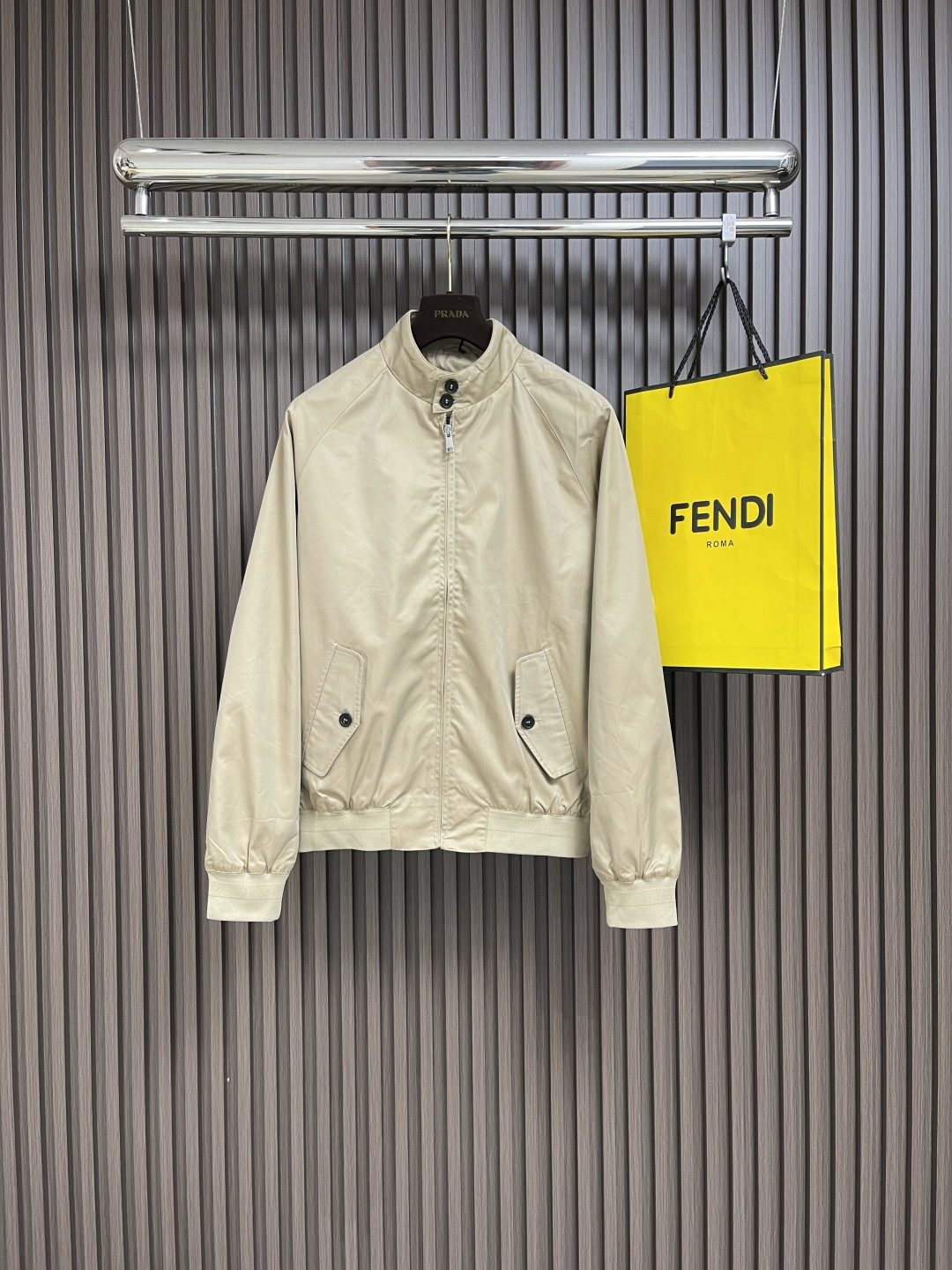 NO:125228,zegna 2025SS early spring new style, double buckle stand collar design, very modern and retro, excellent inclusiveness, full texture, handsome, slim and stylish, short style, more proportional, popular nylon fabric, customized hardware zipper decoration, especially exquisite, fashionable and fashionable. Size M-XXL,,alexander wang19860909zegna 2025SS早春新款 双扣立领设计 十分摩登复古 包容性极好 质感十足,上身帅气又显瘦有型 短款的版型更显比例感 高人气的尼龙面料 定制的五金拉链装饰 特别精致时髦又洋气.尺码M-XXL,,alexander wang,Men's clothing