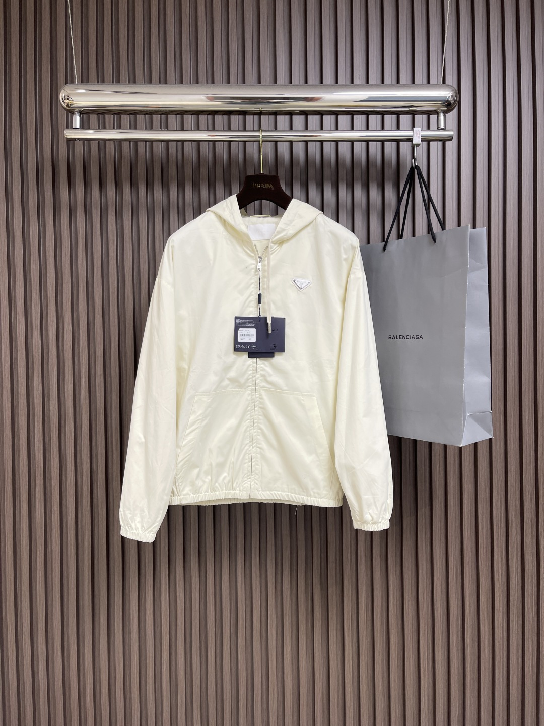 NO:125222,Prada 2025ss Spring and Summer new waterproof hooded jacket jacket, the outer layer of this jacket is super soft polyester fiber windproof and waterproof, both functional and fashionable. It is fashionable and beautiful, with better windproof effect, and more comfortable and comfortable movement. After a lot of choices, the fabric with polyester fiber is smooth and delicate and waterproof, presents a fine texture and shimmer feeling, which is very soft and smooth and drooping. The fabric is firm and solid, with strong wrinkle resistance. The selected new fabric is environmentally friendly and sustainable. All are made of high-density fabrics, with delicate and soft feel, and the upper body is wide and stylish, with invincible texture, excellent skin-friendly, and the texture is high-end and gorgeous!  It is stylish and fashionable, with a wide style, and can be easily controlled by people of different figures. It is not picky about people wearing it. It is simply the dream clothes of every man!  Size M-XXL, prada, jackets & coats, jackets & coats,hats,alexander wang19860909Prada 2025ss春夏新款防水连帽夹克外套,该款夹克外层超柔聚酯纤维防风防水,功能与时尚型兼具.时尚美观,防风效果更好,活动更加舒适自如.千挑万选之后的优质选材,聚酯纤维成分的织物布面光洁细腻而且防水,呈现出细密的肌理和微光感,非常柔软适顺滑有垂感,面料牢固结实,抗皱性强,挑选的新型面料环保可持续性使用.均为高密度织物制造而成,手感细腻柔软,穿着上身挺阔有型,质感无敌,亲肤性绝佳,肌理纹路透着高级和华丽感！有型又时尚,版型宽阔款式,对于不同身形的人来说都是可以轻松驾驭的,不挑人穿,简直就是每位男士的梦中情衣！尺码M-XXL,,prada,jackets & coats,jackets & coats,hats,alexander wang,Men's clothing