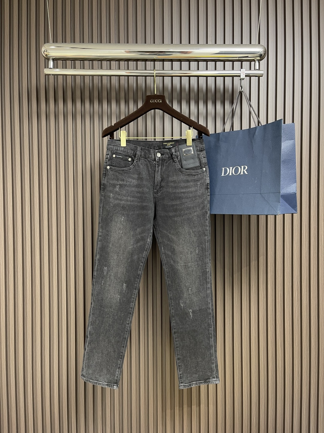 NO:125233,DG back bag logo jeans trousers, suitable for daily life and leisure. The denim fabrics used have been washed, polished and worn through multiple processes. The excellent style makes the trousers have a good upper body comfort. This is very important for jeans. The original hardware and accessories are very design-oriented, with full details and workmanship. Size 29-36 No 35, Dolce & Gabbana, jeans, alexander wang19860909DG 后袋品牌标识logo牛仔长裤,生活休闲日常皆宜.选用的牛仔布料全部经过多道工序洗水、打磨、做旧处理 极好的版型使的裤装有很好的上身舒适度,牛仔裤这点非常非常重要.客供原版五金辅料,极具设计感, 十足的细节、做工之处处到位尺码29-36 无35,,Dolce&Gabbana,jeans,alexander wang,Men's clothing