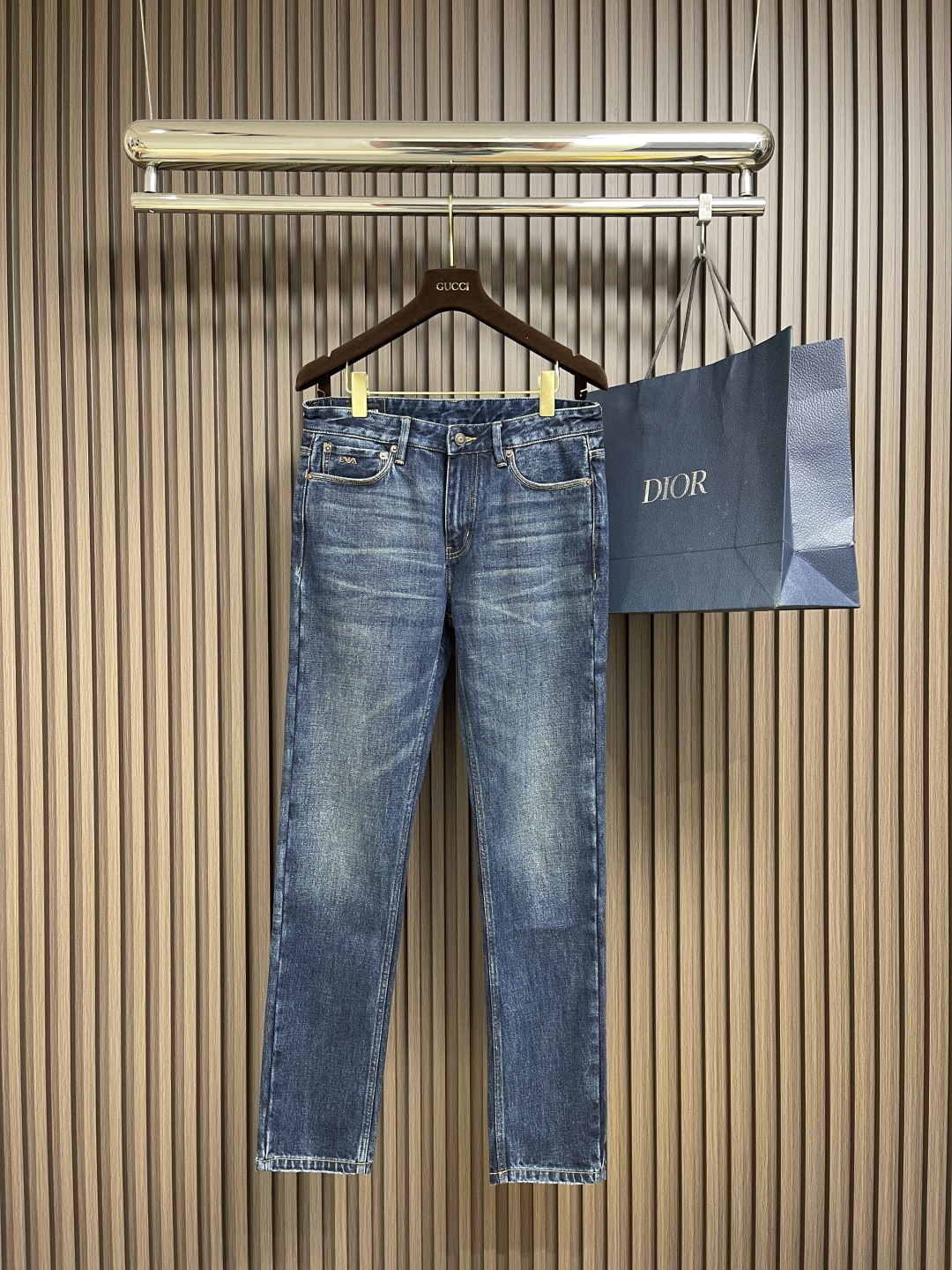 NO:125227,EA 2025SS water-washed casual jeans, imported original washing elastic fabric, comfortable and elastic, original hardware and auxiliary decorative logo, super positive style, extremely high grade, fashionable and stylish upper body. Size 30-36 No 35,,jeans,alexander wang19860909EA 2025SS水洗休闲牛仔裤,进口原版水洗弹力面料,舒适有弹性,原版五金辅料装饰logo,版型超正,档次极高,上身时尚有型.尺码30-36 无35,,jeans,alexander wang,Men's clothing