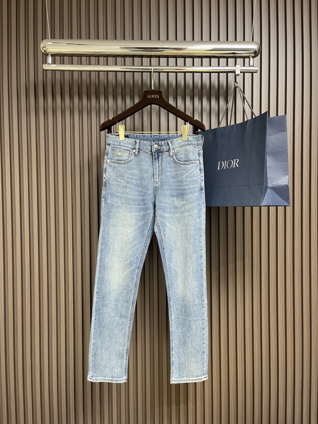 NO:125224,EA 2025FW early spring new jeans, imported denim fabric, slightly elastic, natural slim fit and slim. Soft, delicate, mid-waist, classic five pockets. Three-dimensional tailoring shows perfect shape. Customized leather hardware logos are super fashionable and high-end quality. Double hook sewing, exquisite craftsmanship, and details show quality. Size 30-36 No 35,,jeans,alexander wang19860909EA 2025FW早春新款牛仔裤、进口牛仔布面料、略带弹性、自然修身显瘦.手感柔软、细腻、中腰、经典五口袋.立体剪裁展现完美塑形.客供定制皮质五金Logo,超级洋气、高端品相.双勾线缝制、工艺精湛、细节显品质.尺码30-36 无35,,jeans,alexander wang,Men's clothing