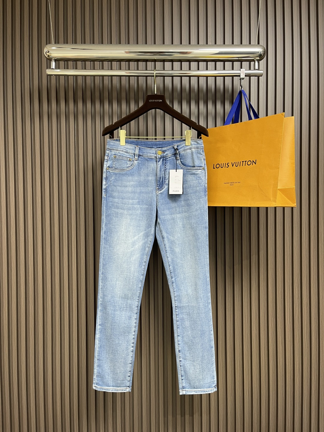 NO:125212,LV 2025ss' new rear bag logo embossed jeans, with its unique design concept, perfectly blends fashion and practicality, becoming a trendy item for unisex. It uses high-quality denim fabric and has been processed through special craftsmanship. The back bag presents a low-key and layered dark patterned pattern, which not only retains the classic charm of denim, but also adds a bit of delicateness and elegance. In terms of the layout design, it adopts loose straight cuts, which not only modifys the leg shape, but also gives the wearer a high degree of comfort and freedom. Whether it is simple or handsome, you can easily control a variety of styles and show your personality charm. Whether it is daily travel or outdoor adventure, this dark patterned denim can become your ideal choice, allowing you to stand out from the crowd and show your extraordinary taste. Size 29-38 No 35 37,,louis  vuitton, jeans,alexander wang19860909LV 2025ss新款后袋logo压花牛仔裤,以其独特的设计理念,完美融合了时尚与实用性,成为男女皆宜的潮流单品.采用高品质牛仔面料,经过特殊工艺处理,后袋呈现出低调而富有层次的暗纹花案,既保留了牛仔的经典韵味,又增添了几分细腻与雅致,版型设计上,它采用了宽松直筒的剪裁,不仅修饰腿型,还赋予穿着者极高的舒适度与自由度.无论是搭配简约,还是帅气,都能轻松驾驭多种风格,展现个性魅力.无论是日常出行,还是户外探险,这款暗纹花牛仔都能成为你的理想选择,让你在人群中脱颖而出,彰显不凡品味.尺码29-38 无35 37,,louis vuitton,jeans,alexander wang,Men's clothing