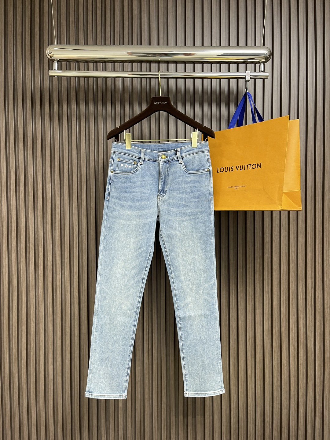 NO:125209,LV 2025SS new rear bag logo jeans, foreign trade order. Original hardware accessories, fine workmanship details, fermentation grinding and rinsing water process, selected high-quality Danny denim fabric. Size 29-38 No 35 37,,louis vuitton,jeans,alexander wang19860909LV 2025SS新款后袋标识牛仔裤,外贸定单.原版五金辅料,做工细节车线相当好,酵磨漂洗水工艺,精选优质丹尼牛仔布面料.尺码29-38 无35 37,,louis vuitton,jeans,alexander wang,Men's clothing