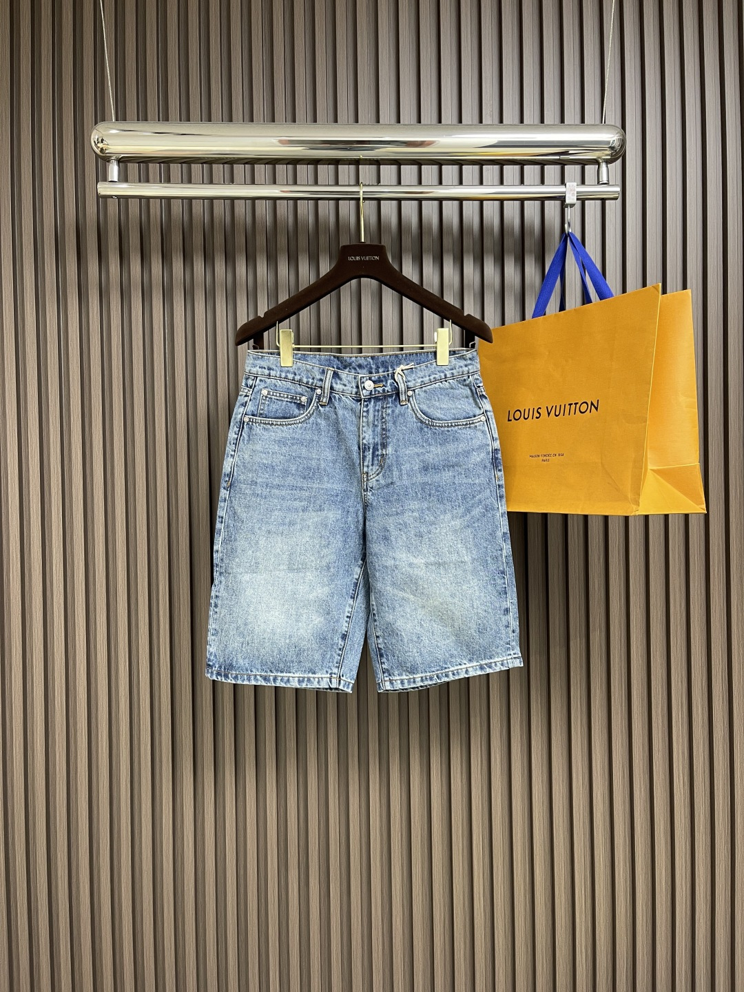NO:125234,Burberry 2025ss new rear bag war horse label denim shorts, classic original medium blue, versatile style, customer-supplied original hardware, comparable to counter details, perfect style, pure spring and summer must-have. Size 30-31-32-33-34,,burberry, shorts,alexander wang19860909Burberry 2025ss新款后袋战马标牛仔短裤,经典原味中蓝色,百搭好款,客供原厂五金,媲美专柜细节,完美版型纯正春夏必入款.尺码30-31-32-33-34,,burberry,shorts,alexander wang,Men's clothing