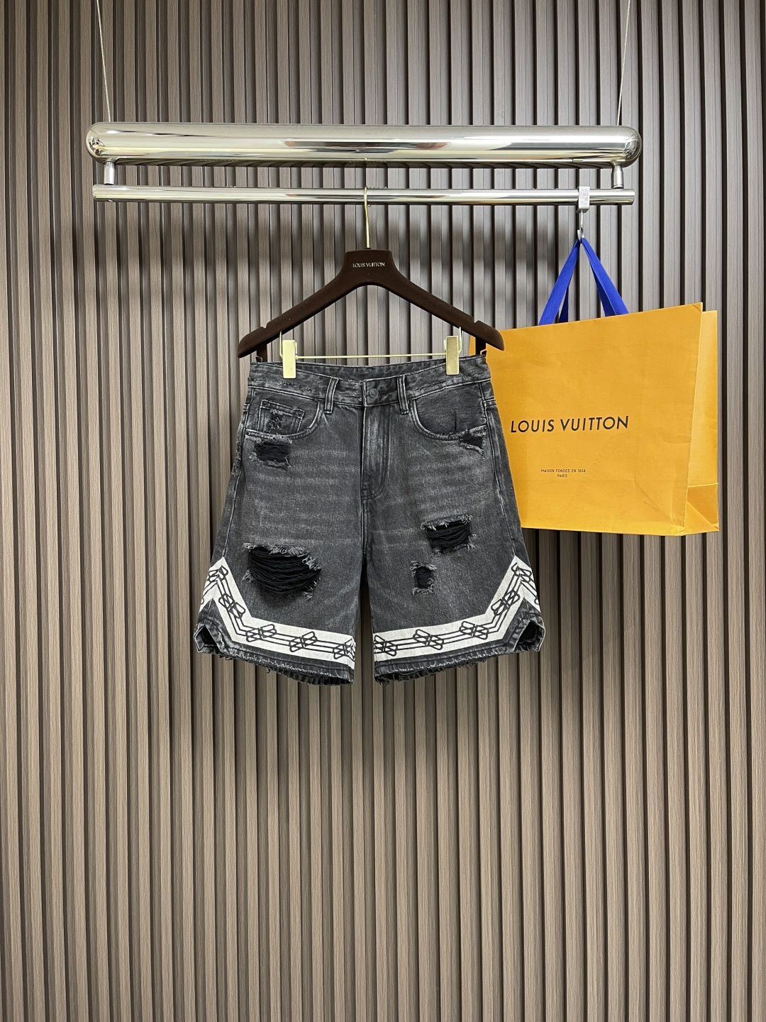 NO:125206,Balenciaga 2025SS spring and summer new denim shorts, classic Bermuda casual five-point shorts, is a versatile and untidy tool, with a minimalist design with an extremely modern and modern style. These pants are very delicate!  Size 30-36 None 35, balenciaga, shorts, alexander wang19860909Balenciaga 2025SS春夏新款牛仔短裤,经典的百慕大休闲五分短裤 是百搭不腻的神器,极其现代摩登风范的简约设计,这条裤子,非常的精细！尺码30-36 无35,,balenciaga,shorts,alexander wang,Men's clothing