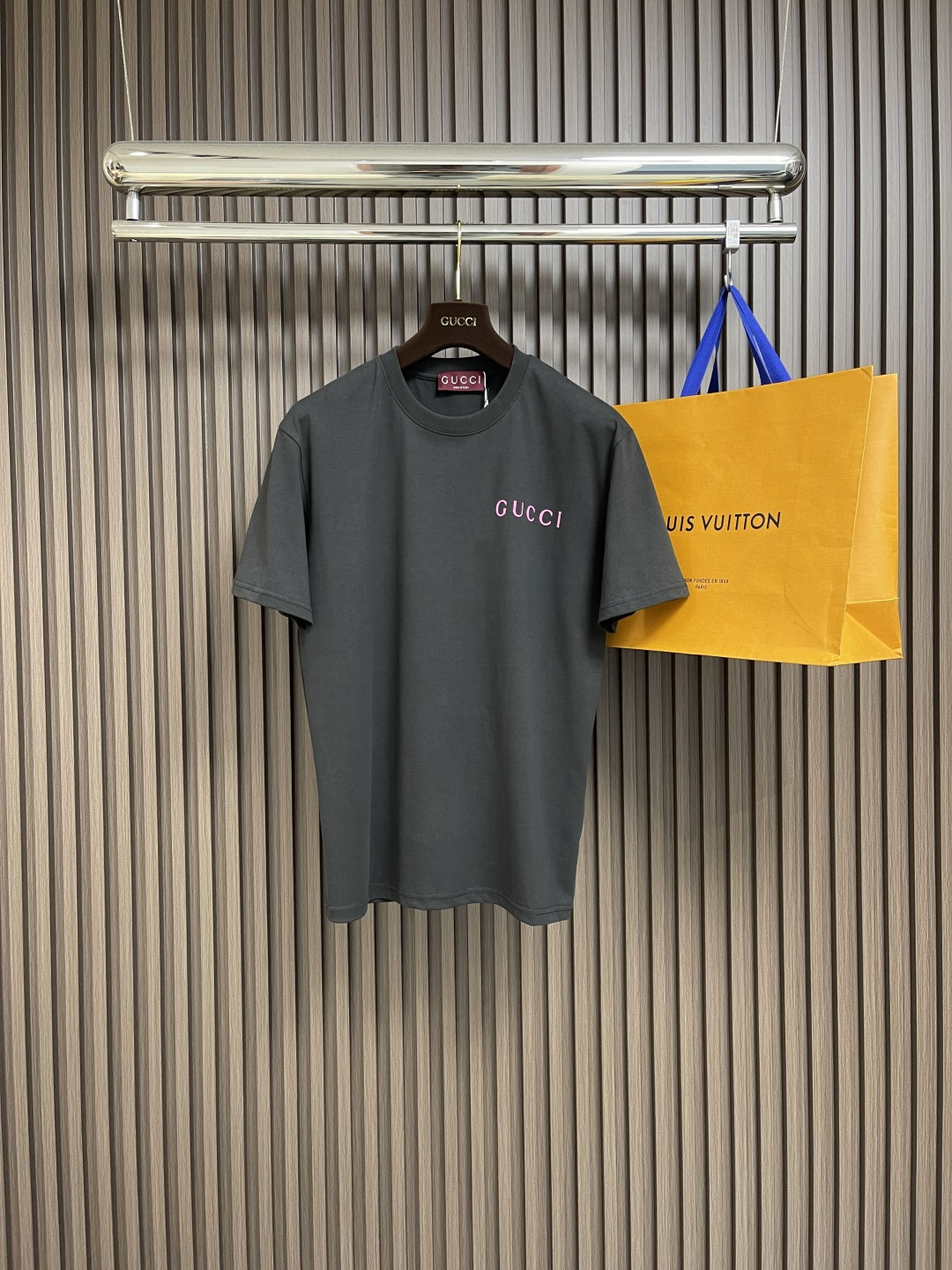 NO:125220,GUCCI  Foamed letter logo printed round neck T-shirt, classic letter simple design, male and female style, with minimalist aesthetics as the core, creating fashionable and stylish clothing items. This design abandons complex patterns and colors, and instead uses clear and smooth letter elements as decoration, which not only retains the pure texture of the clothing, but also gives it a unique personality charm. Whether you are an urban white-collar worker who pursues a simple style or a fashion expert who likes casual matching, this classic letter simple male and female style can easily meet your needs. Its tailoring  Decent, loose and stylish, whether paired with jeans or casual pants, you can show a unique fashion attitude. In addition, this clothing also focuses on the comfort and durability of wear, and uses high-quality fabrics to ensure that you can feel soft and skin-friendly every time you wear it. The classic letters are simple and the same style as men and women, not only a piece of clothing, but also a life attitude, allowing you to show your extraordinary taste in simplicity. Size S-XL, gucci, jeans, tees, t-shirt, alexander  wang19860909GUCCI 发泡字母logo印花圆领T恤,经典字母简约设计,男女同款,以极简美学为核心,打造出既时尚又不失格调的服饰单品.这款设计摒弃了繁复的图案与色彩堆砌,转而采用清晰、流畅的字母元素作为装饰,既保留了服饰的纯粹质感,又赋予了其独特的个性魅力.无论你是追求简约风格的都市白领,还是喜欢随性搭配的时尚达人,这款经典字母简约男女同款都能轻松满足你的需求.其剪裁得体,版型宽松而不失型格,无论是搭配牛仔裤还是休闲裤,都能展现出别具一格的时尚态度.此外,这款服饰还注重穿着的舒适度与耐用性,选用优质面料,确保每一次穿着都能感受到柔软与亲肤.经典字母简约男女同款,不仅是一件服饰,更是一种生活态度的展现,让你在简约中彰显不凡品味.尺码S-XL,,gucci,jeans,tees，t-shirt,alexander wang,Men's clothing