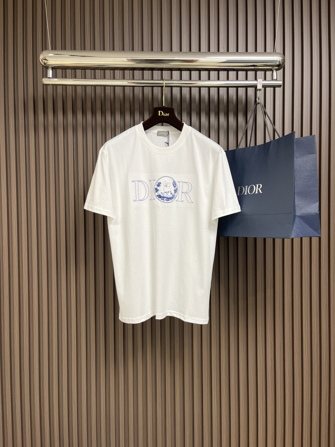 NO:125217,Dior SS early spring new cat logo embroidered short-sleeved T-shirt for men and women, with its unique design and excellent quality, has become a perfect combination of fashion and comfort. Whether you are pursuing trends or focusing on wearing experience, you can find the elements you like in this short-sleeved short-sleeved. Slim but not tight, suitable for men and women of all figures. The unique square collar design can well show the collarbone lines and add a sense of sexiness and elegance. It uses high-quality pure cotton fabric, which is soft and comfortable, and is not easy to pleat. Even in the hot summer, you can feel cool and breathable. Size S-XL, dior, T-shirt, tees, t-shirt, alexander wang19860909Dior SS早春新款猫咪logo刺绣男女同款短袖T恤,以其独特的设计和卓越的品质,成为了时尚与舒适的完美结合.无论是追求潮流的你,还是注重穿着体验的你,都能在这款短袖中找到心仪的元素.修身而不紧绷,适合各种身材的男女穿着.独特的方形领设计,能够很好地展现出锁骨线条,增添一份性感与优雅.采用优质纯棉面料,柔软舒适,不易起褶.即使在炎炎夏日,也能让你感受到清凉与透气.尺码S-XL,,dior,T-shirt,tees，t-shirt,alexander wang,Men's clothing