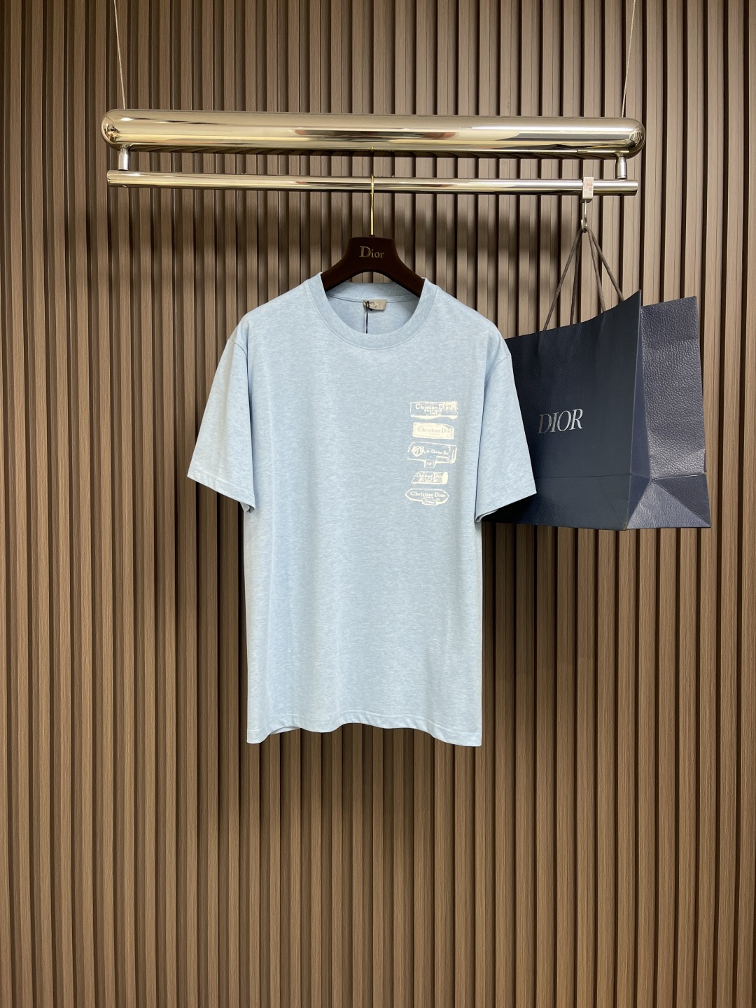 NO:125211,Dior 2025ss new printed round neck short-sleeved T-shirt, decorated with dior archives labels logo, reinterpreting the dior label in 3D printed version. It is carefully crafted from blue cotton jersey fabric, with a loose fit, and the chest is decorated with flocking logo. It can be matched with wide-leg shorts. Size S-XL,,dior,shorts,T-shirt,tees,t-shirt,alexander wang19860909Dior 2025ss新款印花圆领短袖t恤,饰以 dior archives labels 标志,以3d印花版本重新诠释dior 标签.采用蓝色棉质平纹针织面料精心制作,宽松版型,胸前饰以植绒标志.可与阔腿短裤搭配.尺码S-XL,,dior,shorts,T-shirt,tees，t-shirt,alexander wang,Men's clothing