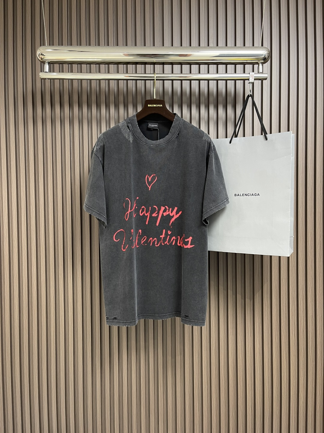 NO:125223,balenciaga 2025SS early spring new style lipstick valentines deep faded wash black retro jersey silhouette T-shirt, retro jersey fabric, front and back are decorated with lipstick valentines art prints, full body positioning and destructive effect. The overall line is straight and delicate, the fabric is comfortable and soft, and the color is consistent and no color difference. It can be matched with the same style to create a fashionable look, control various occasions, customize auxiliary materials, complete three standards, the same style for men and women!  Size S-XL, balenciaga, valentino, tees, t-shirt, alexander wang19860909balenciaga 2025SS早春新款 lipstick valentines深度褪色水洗黑色复古平纹针织廓形t恤,复古平纹针织面料,正面和背面饰以lipstick valentines艺术作品印花,全身定位破坏效果.整体走线平直细腻,面料舒适柔软,颜色一致无色差 能与同款搭配营造时尚造型,驾驭各种场合,定制辅料,三标齐全,男女同款！尺码S-XL,,balenciaga,valentino,tees，t-shirt,alexander wang,Men's clothing