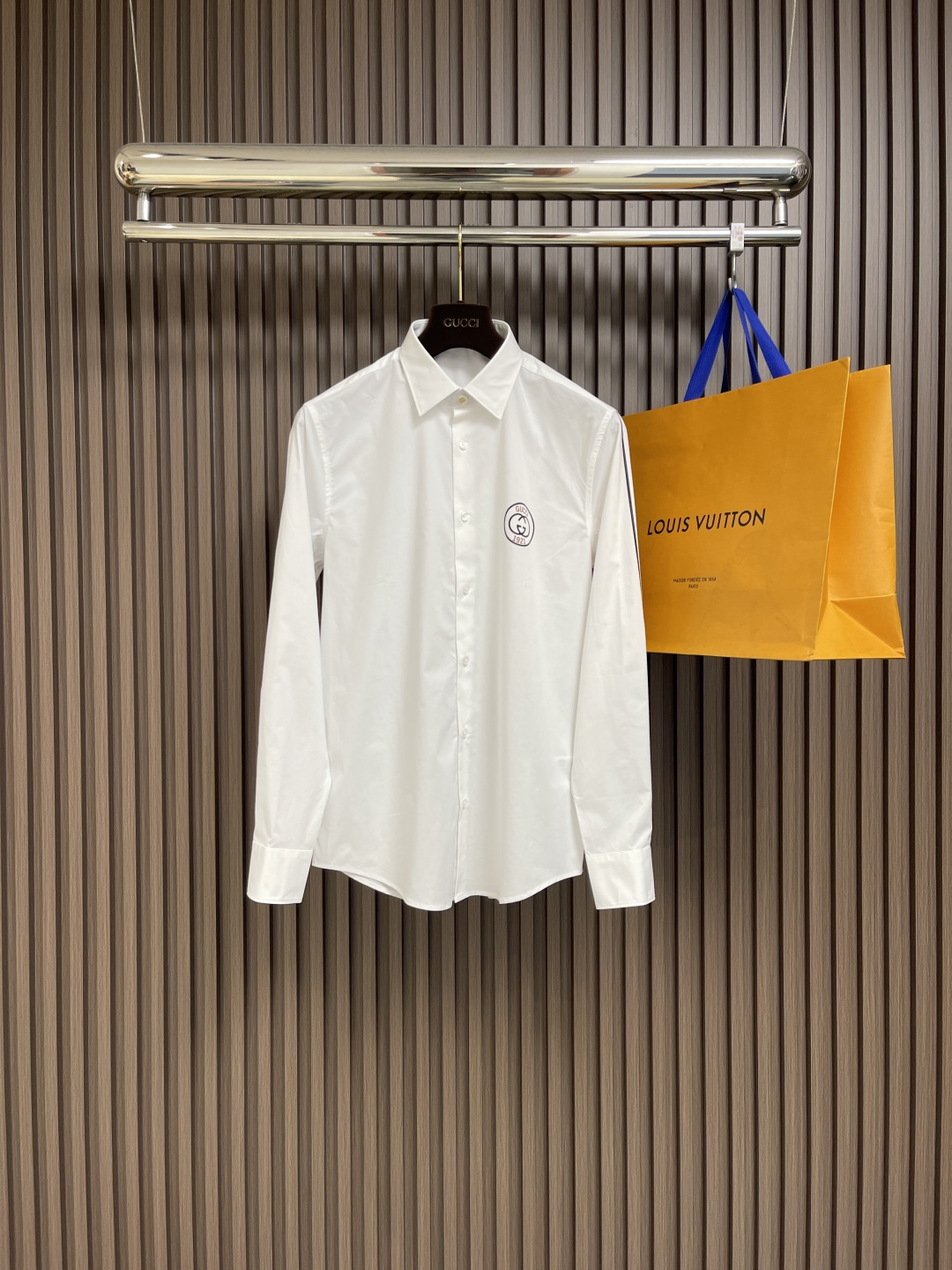 NO:125226,GUCCI double Glogo logo simple long-sleeved shirt. This cotton shirt is made of all-cotton fabric, with classic and simple design and refreshing tones. The most worth buying item this season, a simple, elegant and exquisite small design, a must-try for fashion and exquisite, super easy to control!  Size S-XXL S S S S width 46 bust 102 Clothes length 76 Sleeve length 64 M Sleeve width 47 bust 106 Clothes length 77 Sleeve length 65 L Sleeve width 48 Bust 110 Clothes length 78 Sleeve length 66 XL Sleeve width 49 bust 114 Clothes length 79 Sleeve length 67 XXL Sleeve width 50 Bust 118 Clothes length 80 Sleeve length 68,,gucci,shirts,alexander wang19860909GUCCI 双Glogo标识简约长袖衬衫,本款棉质衬衣采用全棉质地面料,经典简约设计搭配,清爽色调,这一季最值得入手的单品,简约大气又精致的小设计,时髦精必入,超好驾驭！尺码S-XXL S码肩宽46胸围102 衣长76 袖长64 M码肩宽47胸围106 衣长77 袖长65 L码肩宽48 胸围110 衣长78 袖长66 XL码肩宽49胸围114 衣长79 袖长67 XXL码肩宽50 胸围118 衣长80 袖长68,,gucci,shirts,alexander wang,Men's clothing