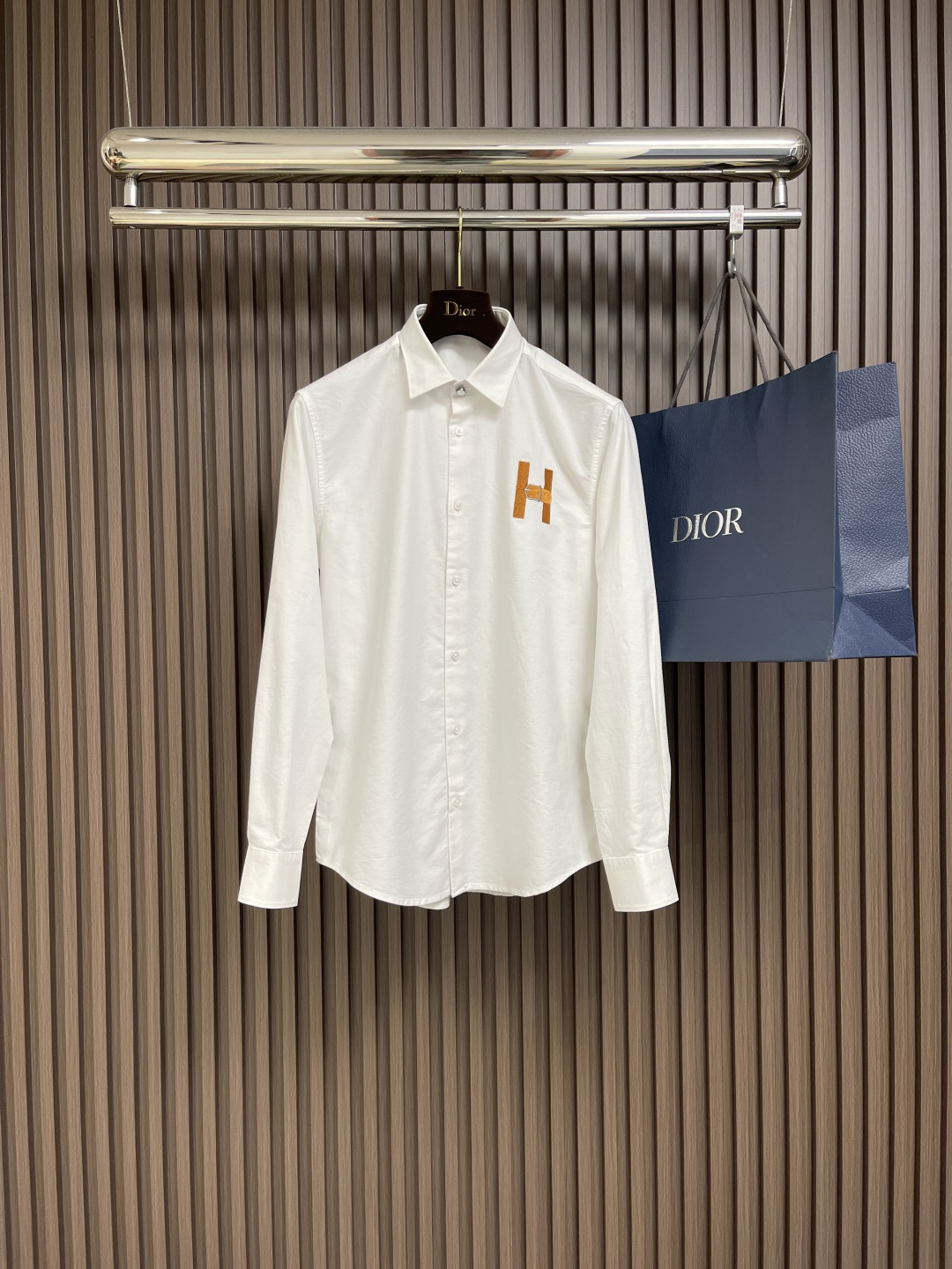 NO:125229,HERMES 2025SS men's fashion long-sleeved shirts, the appearance of men's clothing in every season has attracted much attention, reshaping and interpreting a strong vintage atmosphere, making these elements full of vitality and vitality!  The overall design tone inherits classic fashion aesthetics, and the visual style is quite fashionable and eye-catching. The embellishment of this element is a very classic and retro design, with a distinct recognition and powerful display of the brand image. The effect is invincible and stunning, greatly enhancing the beauty!  Customers can select 100 high-stack platinum-grade non-iron fabrics, high-quality pure cotton texture, self-evident comfort, excellent quality, smooth and perfect style, and a gentlemanly style with a small tip neck. In early spring, the details are very eye-catching as an inner wear, and the single-wearing return rate is even more impressive. The type must be purchased in the season. Size S-XXL S S S width 46 bust 102 Clothes 76 Sleeve length 64 M Sleeve width 47 bust 106 Clothes 77 Sleeve length 65 L Sleeve width 48 Clothes 110 Clothes 78 Clothes 66 Clothes 49 Clothes 114 Clothes 79 Clothes 67 XXL Sleeve width 50 Clothes 118 Clothes 80 Clothes 68 Clothes 68 Clothes 80 Clothes 68 Clothes 110 Clothes 78 Clothes 66 Clothes 49 Clothes 114 Clothes 79 Clothes 67 Clothes 50 Clothes 118 Clothes 80 Clothes 68 Clothes 68 Clothes 80 Clothes 68 Clothes 120 Clothes 80 Clothes 68 Clothes 130 Clothes 130 Clothes 130 Clothes 130 Clothes 130 Clothes 130 Clothes 130 Clothes 130 Clothes 130 Clothes 130 Clothes 130 Clothes 130 Clothes 130 Clothes 130 C19860909HERMES 2025SS男士时装款长袖衬衫,每一季男装的出现都备受瞩目,重塑并演绎了浓郁的古着气息,让这些元素都充满生命力以及活力感！整体的设计基调传承了经典时装美学,视觉画风颇为时髦吸睛,此元素的点缀属于非常经典复古的设计,辨识度鲜明,有力彰显了品牌形象,效果无敌惊艳,极大的提升了美感！客供甄选100高支白金级免烫面料,上等纯棉质地,舒适度不言而喻,品相极为优等,版型线条流畅完美,搭配小尖领绅士范儿十足,早春季作为内搭露出细节非常吸睛,单穿回头率更为爆表,穿搭季必入的类型.尺码S-XXL S码肩宽46胸围102 衣长76 袖长64 M码肩宽47胸围106 衣长77 袖长65 L码肩宽48 胸围110 衣长78 袖长66 XL码肩宽49胸围114 衣长79 袖长67 XXL码肩宽50 胸围118 衣长80 袖长68,,hermes,shirts,alexander wang,Men's clothing