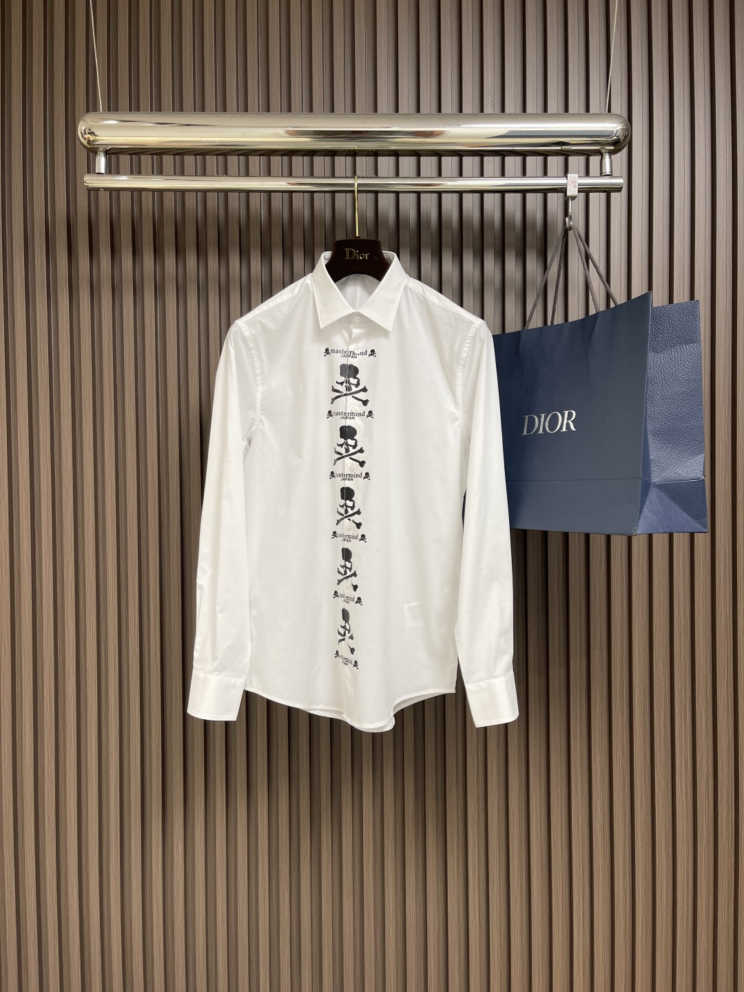 NO:125231,mastermind world mmj new model on the shelves of dark limited edition skull double sleeve hand-printed custom skull button loose silhouette shirt customized skull webbing loose version. Size S-XXL Size shoulder width 46 bust 102 76 sleeve length 64 M sleeve width 47 bust 106 77 sleeve length 65 L sleeve width 48 bust 110 78 sleeve length 66 XL shoulder width 49 bust 114 79 sleeve length 67 XXL shoulder width 50 bust 118 80 sleeve length 68,,shirts,alexander wang19860909mastermind world mmj 新款上架暗黑限量款骷髅双袖手工刷印花定制骷颅钮扣宽松廓形衬衫 订制骷颅织带 宽松版.尺码S-XXL S码肩宽46胸围102 衣长76 袖长64 M码肩宽47胸围106 衣长77 袖长65 L码肩宽48 胸围110 衣长78 袖长66 XL码肩宽49胸围114 衣长79 袖长67 XXL码肩宽50 胸围118 衣长80 袖长68,,shirts,alexander wang,Men's clothing