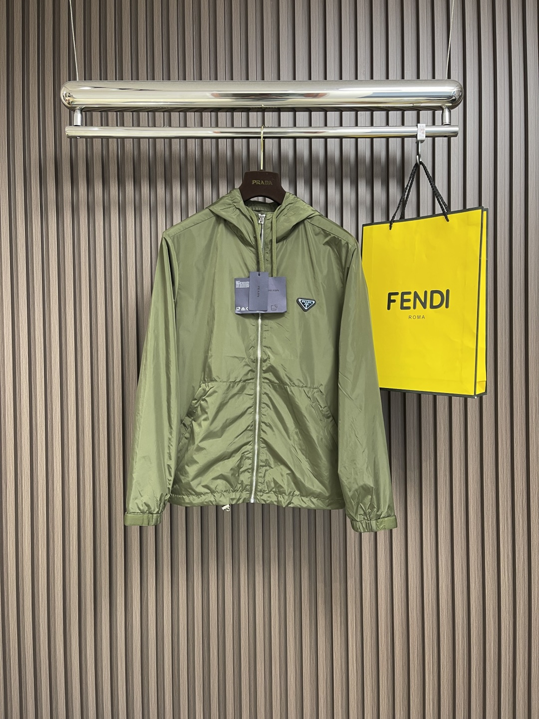 NO:125210,Prada 2025ss early spring new triangle logo hooded jacket jacket. New design style, subversive design, iconic metal triangle logo brand pattern logo, the body is made of industrial re-lon recycled nylon, lightly waterproof, casual fitting, super fashionable upper body, especially easy to match, casual style configuration, no discomfort, new style and tone are more outstanding, and the charm of the outfit is naturally more advanced, more outstanding, more outstanding, but not without temperature!  Size 48-54, prada, jackets & coats, jackets & coats,hats,alexander wang19860909Prada 2025ss早春新款三角标logo连帽夹克外套.全新设计风格,颠覆认知的设计,标志性金属三角标品牌图案标识,衣身选用工业感十足的re-lon再生尼龙打造,轻度防水,随便搭件,上身超时髦,特别的便于搭配,休闲的版型配置,不会不适感,全新风格以及调性更加的出色更加的出众,穿搭的魅力自然也更加的高级,更加的出彩更加的显帅,但是又不失温度！尺码48-54,,prada,jackets & coats,jackets & coats,hats,alexander wang,Men's clothing