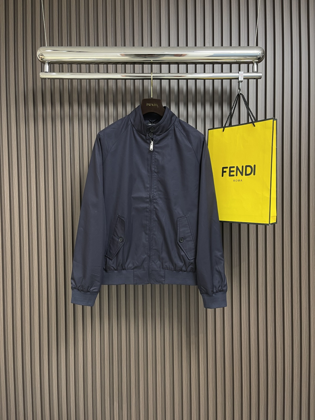 NO:125232,ZEGNA 2025SS spring and summer new stand-up jacket jacket is comfortable and high-end. With its unique three-dimensional tailoring and splicing design, it shows the perfect combination of noble elegance and fashion trends, making you the focus of attention. Selected high-quality fabrics, soft and delicate, and the brand style is fully displayed. Not only does the jacket have a variety of matching methods, but it also greatly increases the sense of layering and fashion, making your outfit more personalized and tasteful. Exquisite tailoring and detailed treatment perfectly show the exquisite craftsmanship and ingenuity of zegna. Every detail shows quality and dignity, making your outfit look gentlemanly. Size M-XXL,, jackets & coats, jackets & coats, alexander wang19860909ZEGNA 2025SS春夏新款立领夹克外套,舒适而高级.以其独特的立体剪裁拼接设计,展现出高贵典雅和时尚潮流的完美结合,让你成为众人瞩目的焦点.精选高品质的面料,柔软细腻,品牌风格展现的淋漓尽致.不仅让外套具备了多种搭配方式,还大大增加了层次感和时尚感,让你的穿搭更具个性化和品味.精致剪裁和细节处理,完美展现 zegna 的精湛工艺和匠心,每一个细节都彰显着品质与尊贵,让你的着装尽显绅士风范.尺码M-XXL,,jackets & coats,jackets & coats,alexander wang,Men's clothing