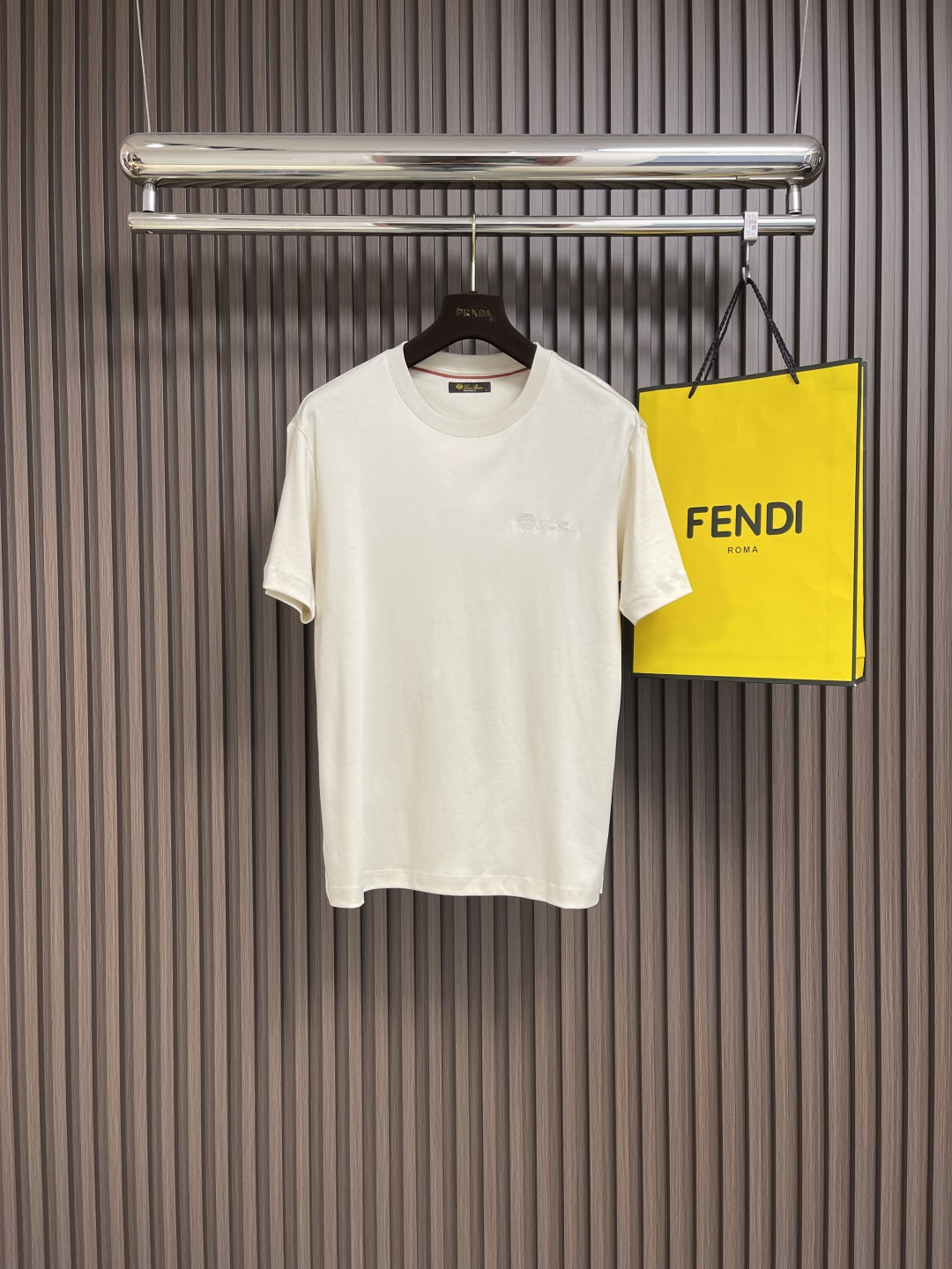 NO:125201,LP Logo logo round neck short-sleeved T-shirt. The fabric is made of high-string long-length cotton. The upper body is silky, breathable and has a good gloss. High-end and textured. The fabric is high. The guaranteed clever feels. Orders for full-quality quality. Highly recommended in spring and summer. Sizes M-3XL, loro piano, T-shirt,tees, t-shirt,alexander wang.19860909LP Logo标识圆领短袖T恤 面料采用高支长绒棉材质 上身丝滑 透气 又有很好的光泽感 高档而显质感 面料的支数高 保证的衣服挺括感 全品相的订单 春夏强烈推荐.尺码M-3XL,,loro piana,T-shirt,tees，t-shirt,alexander wang,Men's clothing