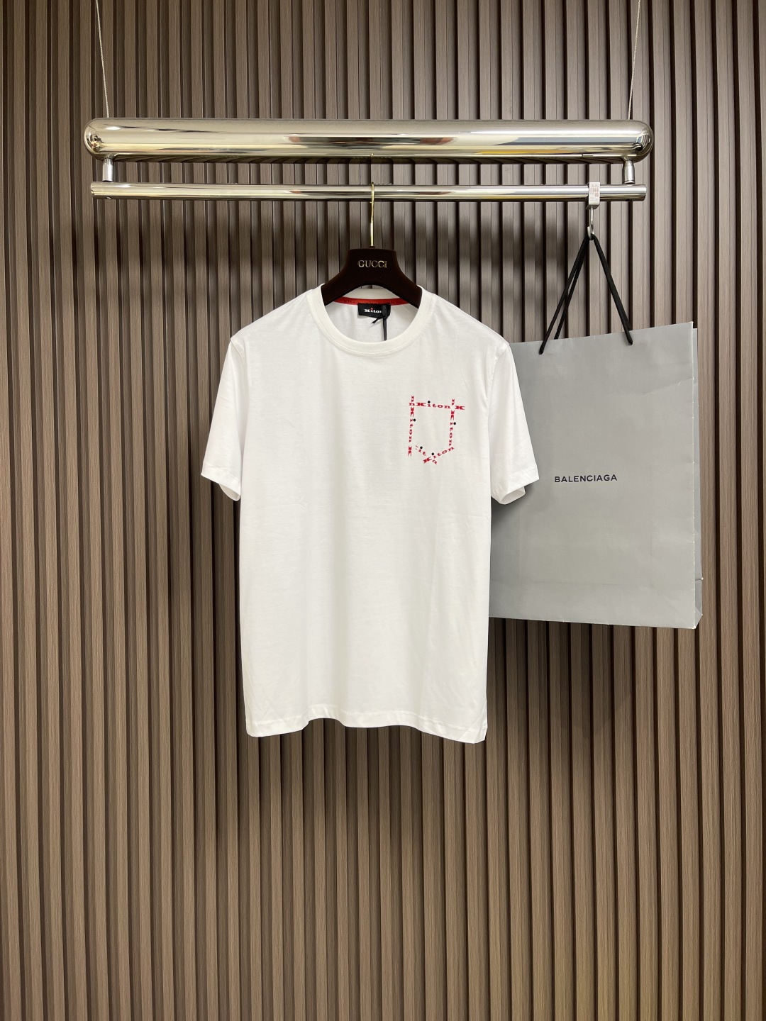 NO:125203,Kiton's chest printed logo round neck short-sleeved T-shirt was founded in Naples, Italy in 1968. Founder Ciro Paone has an almost crazy persistence in quality. 