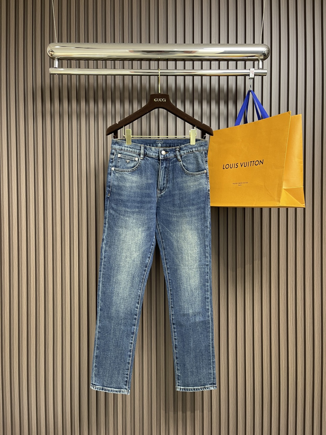 NO:125215,Prada men's new jeans, classic, comfortable and versatile basic commuter jeans. They will be very handsome no matter how they match it. They use pure cotton denim, slightly elastic, soft and comfortable, and they don't feel tight and uncomfortable when worn. The effect of washing the pants is even more wonderful. This washing effect requires multiple weights to achieve. Hardware accessories are also high-end, and it is also a piece full of gorgeous style and details that can demonstrate the quality of the big brand. Super versatile and basic styles are all in one!  Size 29-38 None 35 37,,prada,jeans,alexander wang19860909Prada 男士新款牛仔裤,经典舒适百搭基础通勤牛仔裤款 怎么搭配都会很帅气 采用纯棉牛仔布 微弹柔软舒适 穿起来完全没有那种紧绷不舒服感受 裤子水洗的效果更是绝妙 这样的水洗效果是要经过多重才能达到 五金配件也是高配,更是一件充满了华丽气派、细节都能彰显大牌的品质感.超百搭基本款人手一条！尺码29-38 无35 37,,prada,jeans,alexander wang,Men's clothing