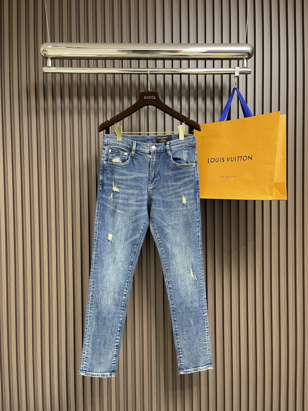 NO:125218,DG back bag logo jeans trousers, suitable for daily life and leisure. The denim fabrics used have been washed, polished and worn through multiple processes. The excellent style makes the trousers have a good upper body comfort. This is very important for jeans. The original hardware and accessories are very design-oriented, and the workmanship is in place. Size 29-36 is not 35, Dolce & Gabbana, jeans, alexander wang19860909DG 后袋品牌标识logo牛仔长裤,生活休闲日常皆宜.选用的牛仔布料全部经过多道工序洗水、打磨、做旧处理 极好的版型使的裤装有很好的上身舒适度,牛仔裤这点非常非常重要.客供原版五金辅料,极具设计感, 十足的细节、做工之处处到位尺码29-36 无35,,Dolce&Gabbana,jeans,alexander wang,Men's clothing