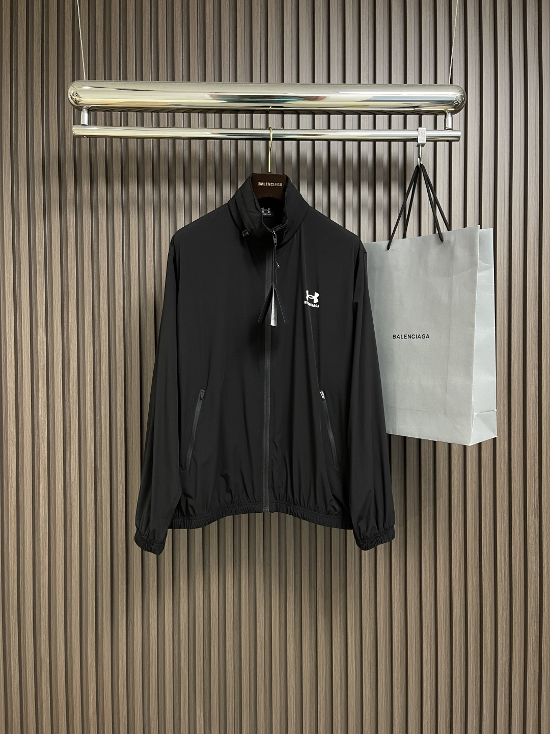 NO:126571,The balenciaga elastic nylon hooded jacket jacket is made of elastic nylon. Due to the addition of elastic fibers, it has excellent ductility and elasticity, can adapt to physical activities and have a comfortable wearing experience. Nylon has natural waterproof properties, is easy to clean and dry, and has good wrinkle resistance. The front of the jacket is decorated with a paste printed mainly composed of Under Armour logo and B-home letters, which has good wear resistance and wash resistance.  The back is also decorated with an enlarged version of the dual-brand logo and letters, highlighting the fashion sense and brand recognition. The finished printed product is comparable to an art work. A hidden bag is designed under the back collar, which is opened and closed by zippers. Due to the thin and thin fabric, the hood can be hidden or opened according to different needs.  The neckline hat rope is equipped with a round beef tendon hat rope and a resin rope head to facilitate the adjustment of tightness. The cuffs and hem are made of flat beef tendon closing, which is excellent in elasticity, making the overall clothes more lined. The hem is made of round beef tendon elastic band and hidden adjustment rope head to be both beautiful and practical. Size 46-52,,balenciaga, jackets & coats, jackets & coats,hats,alexander wang19860909balenciaga 弹力尼龙连帽夹克外套,面料选用弹力尼龙,由于加入了弹性纤维,使其具有出色的延展性和回弹性,能够适应身体活动并有舒适的穿着体验,尼龙有天然防水的性能,易于清洗和干燥,抗皱性能好,夹克正面饰以安德玛logo和b家字母为主体的胶浆印花,具有良好的耐磨性和耐洗性．后背同样饰以放大版的双品牌logo和字母.凸显了时尚感和品牌辨识度,印花成品堪比艺术作品,在后领下方设计了一个隐藏袋,通过拉链开合,因面料轻薄的特性,根据不同需求,可将风帽隐藏或打开．领口处设有圆牛筋帽绳搭配树脂绳头方便调节松紧度,袖口和下摆做了扁牛筋收口,弹性优良,使衣服整体更具线条感.下摆做了圆牛筋松紧带和隐藏的调节绳头既美观又实用.尺码46-52,,balenciaga,jackets & coats,jackets & coats,hats,alexander wang,Men's clothing