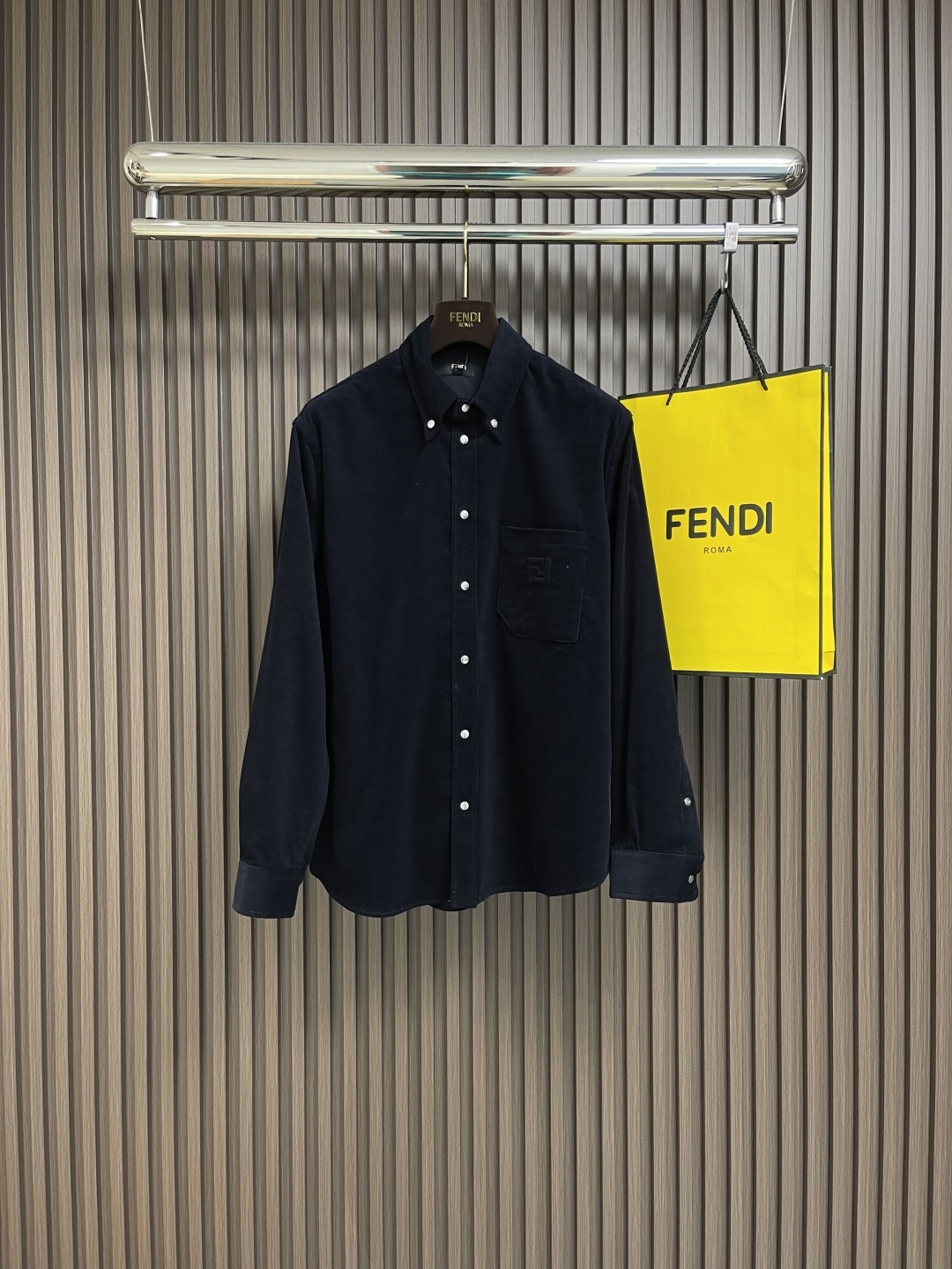NO:126556,fendi blue corduroy shirt, made of blue corduroy fabric, is made of cotton. Its soft and thick characteristics make it feel comfortable and warm. The unique concave and concave texture creates a different feeling and has the advantages of being wear-resistant and not pill-proof.  This product adopts a classic button-knot collar design, and the collar tip is more casual and not easily deformed by exposed buttons. The button placket is open, and the exposed part of the button is fen's letter logo, which distinguishes the button method of traditional shirts. This one uses a quad buckle, which is convenient, formal and fashionable. The chest is equipped with a patch pocket, and the edges are finely sewn to ensure firmness. The pocket is embroidered with Fen's iconic double ff pattern contrasting design, which becomes the finishing touch of this product. The shoulder seams are sewn with double needles to make it more secure.  The hem is curved, and the overall look is more beautiful in lines. Size S-XL, fendi, shirts, alexander wang19860909fendi 蓝色灯芯绒衬衫,选用蓝色灯芯绒面料,由棉打造,其柔软且厚实的特点使他触感舒适温暖,独特的凹凸纹理,形成了不一样的感观,又有耐磨不起球的优点．这款产品采用经典的系扣领设计,领尖通过外露纽扣固定显得更加休闲且不易变形.纽扣开襟,面扣外露部分带有fen家字母logo,区别传统衬衫的纽扣方式,这款选用了四合扣开合,方便、正式又不失时尚感.胸部配有一个贴袋,边缘经过精细的缝制处理,确保牢固,口袋上绣有fen家标志性的双ff图案撞色设计,成为这款产品的点睛之笔.肩部接缝处采用双针车缝制而成,使其更加牢固．下摆做了弧度,整体看起来更具线条美.尺码S-XL,,fendi,shirts,alexander wang,Men's clothing