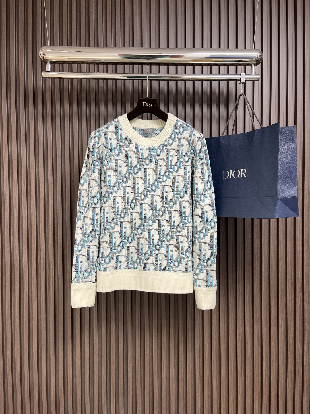 NO:126574,Dior 2025ss New Knitted Round Neck Sweater This knitted cardigan reinterprets the classic oblique print of Dior. It is carefully crafted from white and blue wool jacquard fabric, paired with button closures and ribbed details to create a casual silhouette. It can be matched with various outfits to show personality. The same style as men and women, highly recommended!  Size S-XL, Dior, Sweaters, Alexander wang19860909Dior 2025ss新款针织圆领毛衣 这款针织开衫重新诠释dior经典的oblique印花.采用白色和蓝色绵羊毛提花面料精心制作,搭配纽扣开合和罗纹细节,打造休闲廓形.可与各式装扮搭配,彰显个性.男女同款,强烈推荐！尺码S-XL,,dior,sweaters,alexander wang,Men's clothing