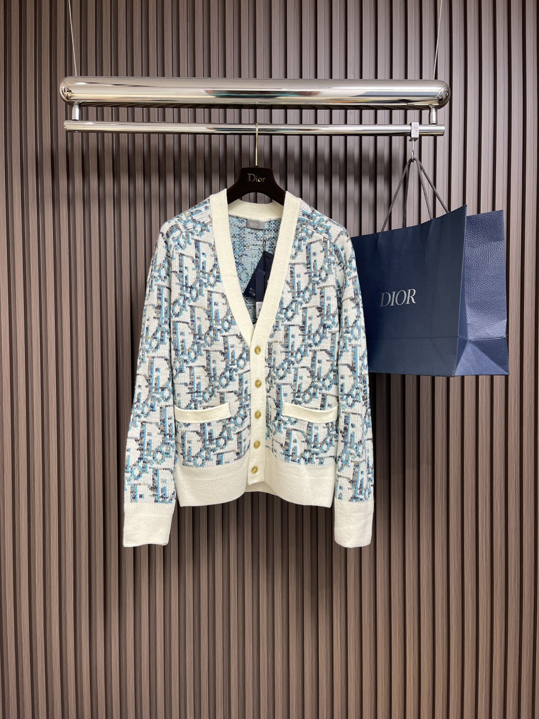 NO:126578,Dior 2025ss New Knitted Cardigan This knitted cardigan reinterprets the classic oblique print of Dior. It is carefully crafted from white and blue wool jacquard fabric, paired with button closures and ribbed details to create a casual silhouette. It can be matched with various outfits to show personality. The same style as men and women, highly recommended!  Size S-XL, dior,alexander wang19860909Dior 2025ss新款针织开衫 这款针织开衫重新诠释dior经典的oblique 印花.采用白色和蓝色绵羊毛提花面料精心制作,搭配纽扣开合和罗纹细节,打造休闲廓形.可与各式装扮搭配,彰显个性.男女同款,强烈推荐！尺码S-XL,,dior,alexander wang,Men's clothing