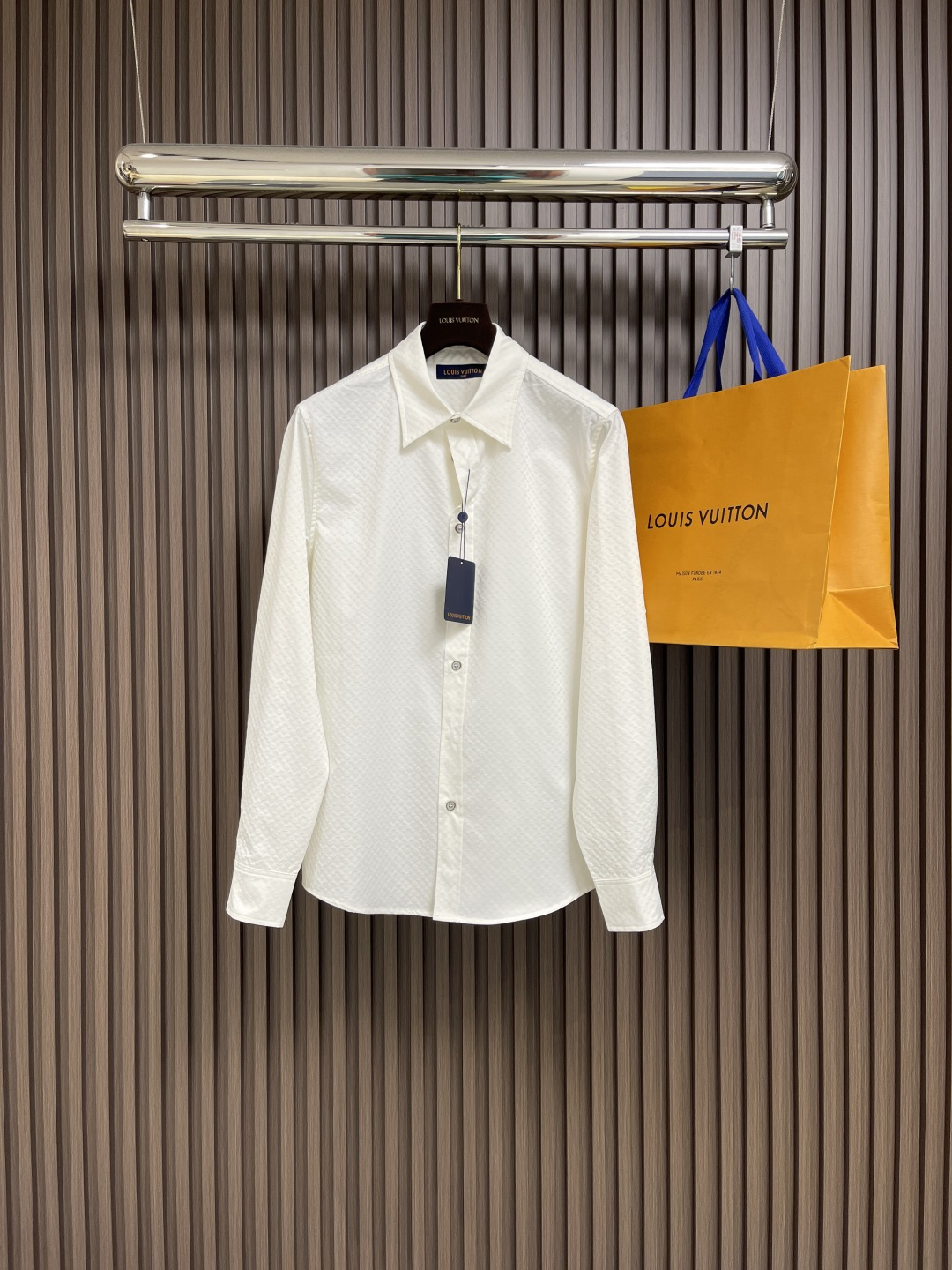 NO:126559,LV 2025ss Spring and Summer New Evening Shirts are fully laid out for mulberry silk mini monogram jacquard, upgraded to the gorgeous style of a wool dinner suit with exquisite texture. Size S-XL, louis vuitton,shirts,business suit,alexander wang19860909LV 2025ss春夏新款晚装衬衫为桑蚕丝全幅铺陈 mini monogram提花,以考究莹泽肌理升级呢绒晚宴西装的华美格调.尺码S-XL,,louis vuitton,shirts,business suit,alexander wang,Men's clothing