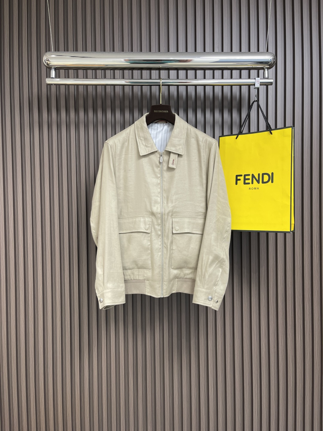 NO:126580,BC 2025ss early spring new jacket jacket, all accessories are customized, high-end custom imported fabrics, extracted from natural plant fibers, thinner than ordinary cotton fabrics, softer and comfortable to wear, not easy to irritate the skin, the fabric absorbs moisture and breathability, good size M-3XL M size shoulder width 44.5cm bust 114cm long 68cm L size shoulder width 46cm bust 118cm long 70cm xL size shoulder width 47.5cm bust 122cm long 72cm xXL size shoulder width 49cm bust 126cm long 74cm xXXL size shoulder width 50.5cm bust 130cm long 76cm, jackets & coats, jackets & coats, alexander wang19860909BC 2025ss早春新款夹克外套,辅料全部原版定制出品,高级定制进口面料,以天然植物纤维提炼出来,比一般棉织物轻薄 手感柔软,穿着舒适 完全不易有刺激皮肤 面料吸湿性、透气性良好 尺码M-3XL M码肩宽44.5cm 胸围114cm衣长68cm L码肩宽46cm 胸围118cm衣长70cm XL码肩宽47.5cm 胸围122cm衣长72cm XXL码肩宽49cm 胸围126cm衣长74cm XXXL码肩宽50.5cm 胸围130cm衣长76cm,,jackets & coats,jackets & coats,alexander wang,Men's clothing