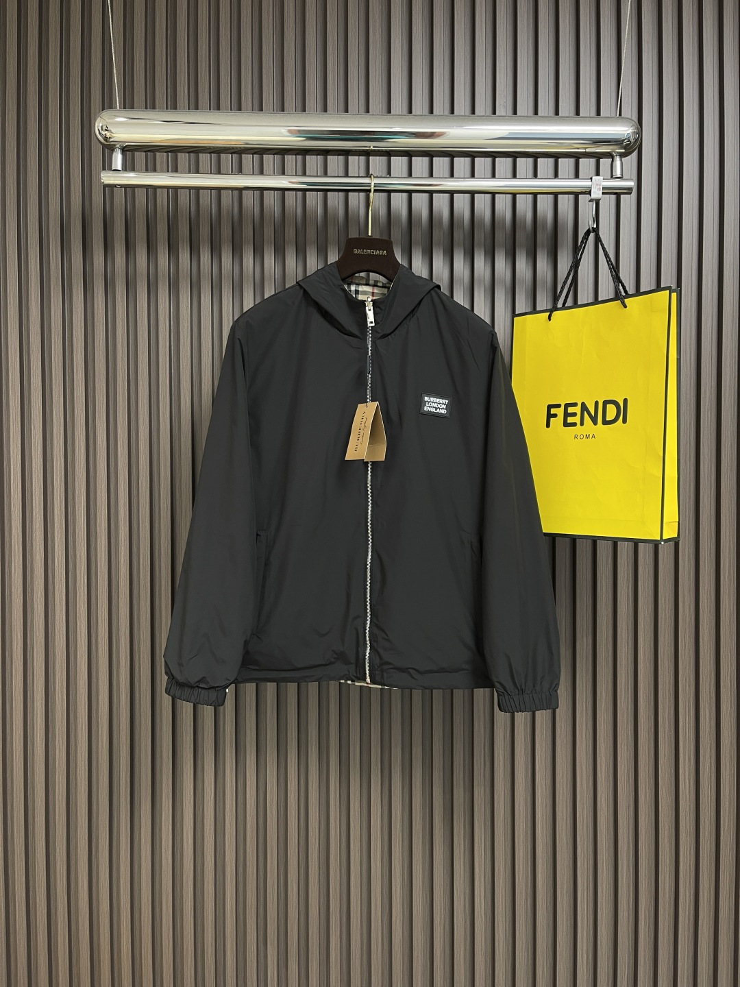 NO:126591,Burberry classic double-sided wear, hooded windbreaker jacket, delicate high-tech smooth polyester fiber material The texture of the fabric is very high-end, one side is classic presbyopia fashionable cut, the back is mainly black to show a sense of stability, moderate thickness is not bloated, custom-made accessories. Size M-3XL M size shoulder width 44.5cm bust 114cm long 68cm L size shoulder width 46cm bust 118cm long 70cm xL size shoulder width 47.5cm bust 122cm long 72cm xXL size shoulder width 49cm bust 126cm long 74cm xXXL size shoulder width 50.5cm bust 130cm long 76cm, burberry, jackets & coats,hats,alexander wang19860909Burberry 经典双面穿,连帽两面穿风衣外套,细腻的高科技爽滑聚酯纤维材质 面料的质感很高档 一面经典老花时尚裁剪 反面以黑色为主穿出稳重感 厚度适中不臃肿 定制辅料全套.尺码M-3XL M码肩宽44.5cm 胸围114cm衣长68cm L码肩宽46cm 胸围118cm衣长70cm XL码肩宽47.5cm 胸围122cm衣长72cm XXL码肩宽49cm 胸围126cm衣长74cm XXXL码肩宽50.5cm 胸围130cm衣长76cm,,burberry,jackets & coats,hats,alexander wang,Men's clothing