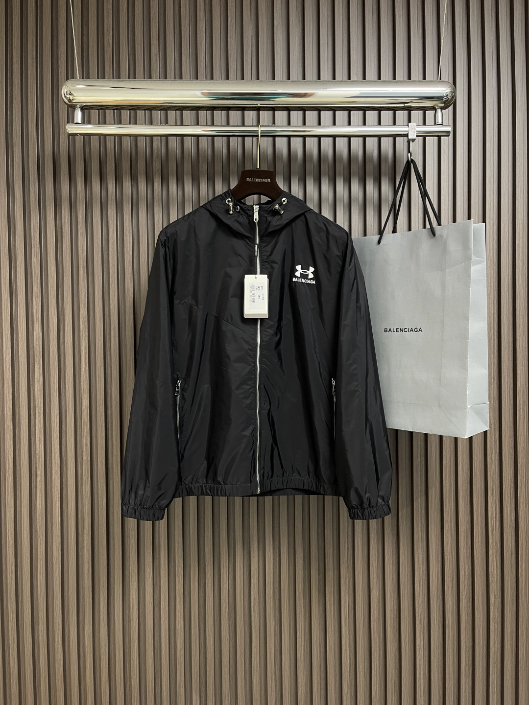 NO:126562,Balenciaga Under Armour's co-branded embroidered letter hooded windbreaker jacket jacket, same style for men and women, this model is tech poplin, loose style, elastic cuffs and hem, logo embroidery. Hood, zipper opening and closing, 2 zipper oblique pockets. Size M-3XL M size shoulder width 44.5cm bust 114cm long 68cm L size shoulder width 46cm bust 118cm long 70cm xL size shoulder width 47.5cm bust 122cm long 72cm xXL size shoulder width 49cm bust 126cm long 74cm xXXL size shoulder width 50.5cm bust 130cm long 76cm, balenciaga, jackets & coats, jackets & coats,hats,alexander  wang19860909Balenciaga 安德玛联名刺绣字母连帽风衣外套夹克冲锋衣,男女同款,本款科技府绸,宽松版型 袖口跟下摆带有弹力,标识刺绣.连帽,拉链开合,2个拉链斜口袋.尺码M-3XL M码肩宽44.5cm 胸围114cm衣长68cm L码肩宽46cm 胸围118cm衣长70cm XL码肩宽47.5cm 胸围122cm衣长72cm XXL码肩宽49cm 胸围126cm衣长74cm XXXL码肩宽50.5cm 胸围130cm衣长76cm,,balenciaga,jackets & coats,jackets & coats,hats,alexander wang,Men's clothing