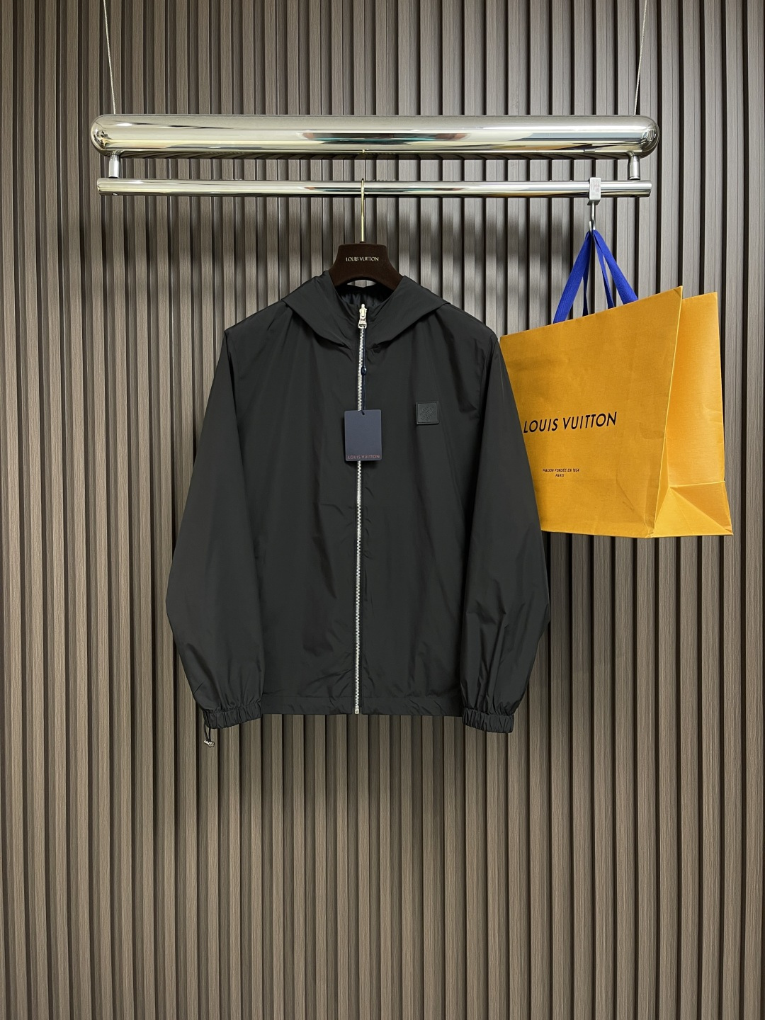 NO:126627,lv 2025ss thin dark pattern double-sided jacket, customized high-quality polyester fabric!  Dark pattern logo design, complete three-standard logo!  Original hardware accessories, smooth lines, exquisite craftsmanship, excellent upper body style, comfortable fabric, windproof and warm, casual matching, very fashionable and handsome, a must-have for casual men. Size M-3XL M size shoulder width 44.5cm bust 114cm long 68cm L size shoulder width 46cm bust 118cm long 70cm xL size shoulder width 47.5cm bust 122cm long 72cm xXL size shoulder width 49cm bust 126cm long 74cm xXXL size shoulder width 50.5cm bust 130cm long 76cm, louis vuitton, jackets & coats, jackets & coats, alexander wang19860909lv 2025ss薄款暗纹双面穿夹克外套,定制高品质聚酯纤维面料！暗纹logo设计,三标齐全！原版五金辅料,线条流畅,工艺精致,上身版型超赞,面料舒适,挡风保暖,随意搭配都非常时尚帅气 休闲时尚男仕必备款.尺码M-3XL M码肩宽44.5cm 胸围114cm衣长68cm L码肩宽46cm 胸围118cm衣长70cm XL码肩宽47.5cm 胸围122cm衣长72cm XXL码肩宽49cm 胸围126cm衣长74cm XXXL码肩宽50.5cm 胸围130cm衣长76cm,,louis vuitton,jackets & coats,jackets & coats,alexander wang,Men's clothing