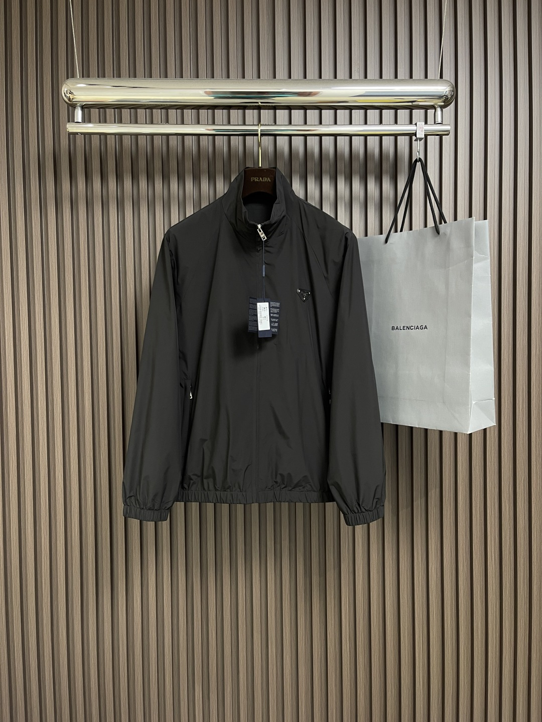 NO:126565,Prada 2025ss early spring new triangle logo stand-up collar jacket. New design style, subversive design, iconic metal triangle logo brand pattern logo, the body is made of industrial re-lon recycled nylon, lightly waterproof, casual fitting, super fashionable upper body, especially easy to match, casual style configuration, no discomfort, new style and tone are more outstanding, and the charm of the outfit is naturally more advanced, more outstanding, more outstanding, but not without temperature!  Size M-3XL M size shoulder width 44.5cm bust 114cm long 68cm L size shoulder width 46cm bust 118cm long 70cm xL size shoulder width 47.5cm bust 122cm long 72cm xXL size shoulder width 49cm bust 126cm long 74cm xXXL size shoulder width 50.5cm bust 130cm long 76cm, prada, jackets & coats, jackets & coats, alexander wang19860909Prada 2025ss早春新款三角标logo立领夹克外套.全新设计风格,颠覆认知的设计,标志性金属三角标品牌图案标识,衣身选用工业感十足的re-lon再生尼龙打造,轻度防水,随便搭件,上身超时髦,特别的便于搭配,休闲的版型配置,不会不适感,全新风格以及调性更加的出色更加的出众,穿搭的魅力自然也更加的高级,更加的出彩更加的显帅,但是又不失温度！尺码M-3XL M码肩宽44.5cm 胸围114cm衣长68cm L码肩宽46cm 胸围118cm衣长70cm XL码肩宽47.5cm 胸围122cm衣长72cm XXL码肩宽49cm 胸围126cm衣长74cm XXXL码肩宽50.5cm 胸围130cm衣长76cm,,prada,jackets & coats,jackets & coats,alexander wang,Men's clothing