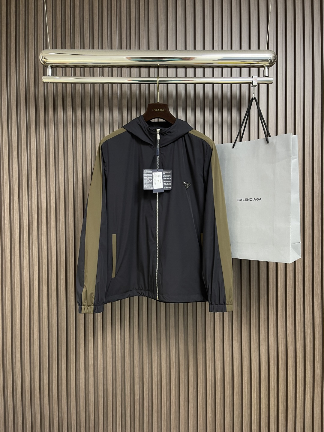 NO:126568,Prada 2025ss new contrasting hooded casual jacket, wearing a simple and capable casual jacket, instantly returns to fashionable and domineering, and is full of vitality. The most popular small stand-alone collar zipper design before history, all the fabrics need to be customized, full of luxury. The slim tailoring reflects our perfect body shape, which can be easily controlled regardless of weight. Super versatile style, no matter how big it is, suitable for wearing different age groups. High street wear style, spring and summer matching tools. Size M-3XL M size shoulder width 44.5cm bust 114cm long 68cm L size shoulder width 46cm bust 118cm long 70cm XL size shoulder width 47.5cm bust 122cm long 72cm XXL size shoulder width 49cm bust 126cm long 74cm  XXXL size shoulder width 50.5cm bust 130cm long 76cm, prada, jackets & coats, hats, alexander wang19860909prada 2025ss新款撞色连帽休闲外套,穿上简约干练的休闲外套,瞬间重回时髦霸气,又是活力满满的状态.史前最流行的小立领拉链设计,面料全部需要定制,奢华感十足.修身的剪裁体现出我们完美的体型无论胖瘦都可以轻松驾驭.超百搭款式,不挑身材的款,适合不同年龄段穿着.高街实穿款,春夏搭配利器.尺码M-3XL M码肩宽44.5cm 胸围114cm衣长68cm L码肩宽46cm 胸围118cm衣长70cm XL码肩宽47.5cm 胸围122cm衣长72cm XXL码肩宽49cm 胸围126cm衣长74cm XXXL码肩宽50.5cm 胸围130cm衣长76cm,,prada,jackets & coats,hats,alexander wang,Men's clothing