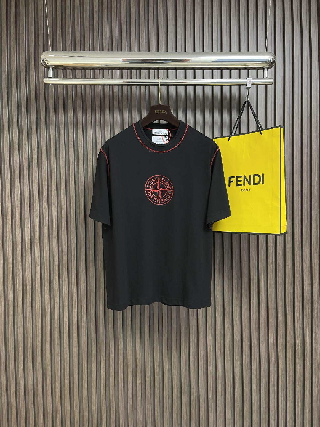 NO:126570,stonesland Stone Island badge embroidery short-sleeved T-shirt, custom elegant black silk cotton linen plain texture, delicate and smooth, comfortable and skin-friendly, iconic embroidery on chest, compass badge embroidery, highlight the brand's mark, stitching art, contrasting beauty, red stitching jumps on black base, collides with fashion and creativity, exudes irresistible charm, imported machine embroidery technology uses advanced computer control system and precision mechanical parts to achieve red compass badge embroidery operation, high precision, smooth and delicate lines, special special aircraft reverse bottom bright thread fine sewing process, use special special aircraft for clear thread sewing, requires fine preparation of the reverse side of the clothing before sewing, ensure the sewing lines are straight, the stitches are even, the edges are flat and beautiful, the fabric has been washed, the texture is better, not easy to deform, not easy to shrink, not easy to fade, not easy to fade  Maintain long-term beauty. Size S-XL, T-shirt,tees, t-shirt,alexander wang19860909stonelsland 石头岛徽章刺绣短袖T恤,定制雅黑绸棉麻平纹料 细腻平滑 舒适亲肤 胸前标志性点缀红色 compass 徽章刺绣 彰显品牌的印记 缝线艺术 撞色之美红色缝线在黑色基底上跳跃时尚与创意的碰撞 散发出无法抗拒的魅力,采用进口机刺绣工艺使用先进的计算机控制系统和精密的机械部件 实现红色 compass 徽章刺绣作业 精度高 线条流畅而细腻,特种专机反底明线精细缝制工艺 使用特种专机进行明线缝制 要求缝制前对衣物反面进行精细准备 确保缝制线条平直 针脚均匀 边缘平整且美观,面料都经过浇洗 手感质感更佳 不易变形 不易缩水 不易褪色 保持长久的美观.尺码S-XL,,T-shirt,tees，t-shirt,alexander wang,Men's clothing