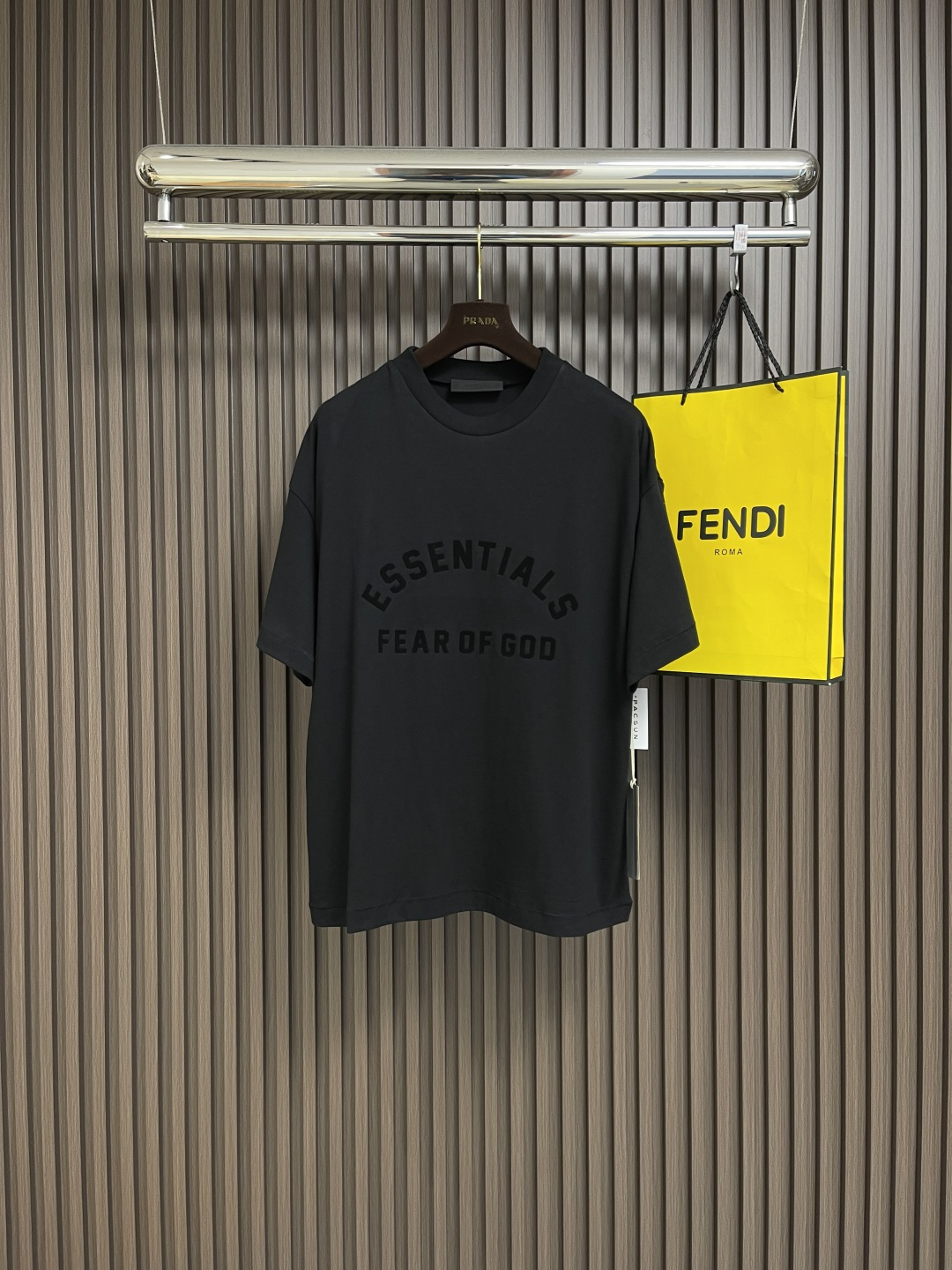 NO:126576,FOG double-wire ESSENTIALS 2025SS early spring new SPELMAN curved printed letter short-sleeved T-shirt, 40 double yarn fabric 250g pair of high-end 1*1 threads. Size S-XL, T-shirt,tees, t-shirt,alexander wang19860909FOG 复线 ESSENTIALS 2025SS早春新款 SPELMAN 弧形印花字母短袖 T恤,40支双纱面料250g对版做高档1*1螺纹.尺码S-XL,,T-shirt,tees，t-shirt,alexander wang,Men's clothing