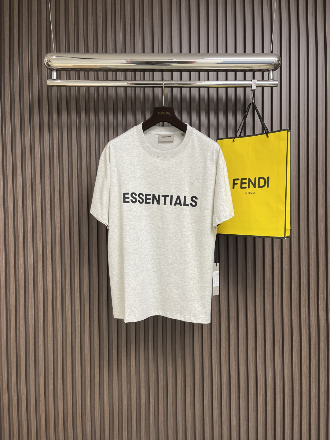 NO:126579,Fear Of God Essentials double-wire silicone three-dimensional letters LOGO short-sleeved T-shirt Loose OS style Comfortable fabric for both men and women. Chest LOGO printed, liquid 3D silicone. The neckline is made of 1x1 thread. It is dyed with the same cylinder as the large body fabric. The ESSENTIALS rubber label (PVC material) under the back collar highlights the identity. The new double-layer collar design. The surface LOGO letters have three-dimensional sense. The size is marked as the latest transparent silicone version. The tag washing label packaging is also equipped with all details. The hair is washed with high temperature to reduce the deformation rate of the fabric. The fabric is more textured and weighs up to 240 grams. Size S-XL,, T-shirt,tees, t-shirt,alexander wang19860909Fear Of God Essentials复线款硅胶立体字母LOGO短袖T恤 宽松OS版型 面料舒适 男女均可上身驾驭 胸口LOGO印花,为液态3D硅胶 领口采用1x1螺纹 与大身面料同缸共染零色差 后领下方ESSENTIALS胶标（PVC材质）凸显身份 全新双层领标设计 表面LOGO字母有立体感 尺码标为最新的透明硅胶版本 吊牌洗唛包装也一应俱全细节全部到位 毛胚经过高温水洗 降低面料的变形率 面料更有质感且克重高达240克.尺码S-XL,,T-shirt,tees，t-shirt,alexander wang,Men's clothing