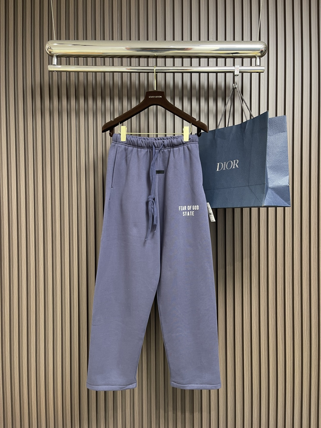 NO:126625,Fear of God FW2025 letter logo print Meichao high street loose trousers straight-leg sweatpants, simple letter logo prints are exquisitely crafted, highlighting the brand’s charm!  Customized Xinjiang long velvet cotton fleece fabric, skin-friendly and soft, the large manufacturer produces rigorous workmanship, and all details are consistent with the original version. The fashionable and vibrant style is versatile, the same style as men and women!  Size S-XL, alexander wang19860909Fear of God FW2025字母logo印花美潮高街宽松长裤直筒卫裤,简单的字母Logo印花做工考究,彰显品牌魅力！定制新疆长绒棉抓绒面料,亲肤柔软,大厂出品做工严谨,所有细节与原版一致.时尚活力版型百搭,男女同款！尺码S-XL,,alexander wang,Men's clothing