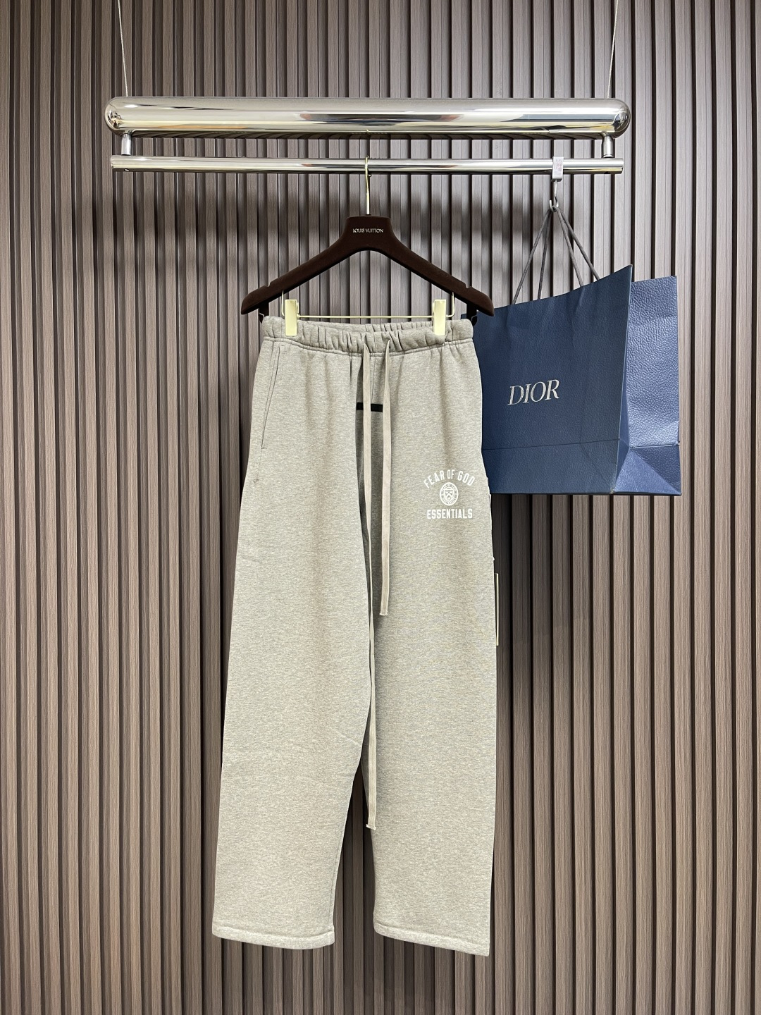 NO:126622,Fear of God Essentials FW2025 double-line letter logo print Meichao high street loose trousers straight-leg sweatpants, simple letter logo prints are exquisitely crafted, highlighting the brand’s charm!  Customized Xinjiang long velvet cotton fleece fabric, skin-friendly and soft, the large manufacturer produces rigorous workmanship, and all details are consistent with the original version. The fashionable and vibrant style is versatile, the same style as men and women!  Size S-XL, alexander wang19860909Fear of God Essentials FW2025复线字母logo印花美潮高街宽松长裤直筒卫裤,简单的字母Logo印花做工考究,彰显品牌魅力！定制新疆长绒棉抓绒面料,亲肤柔软,大厂出品做工严谨,所有细节与原版一致.时尚活力版型百搭,男女同款！尺码S-XL,,alexander wang,Men's clothing