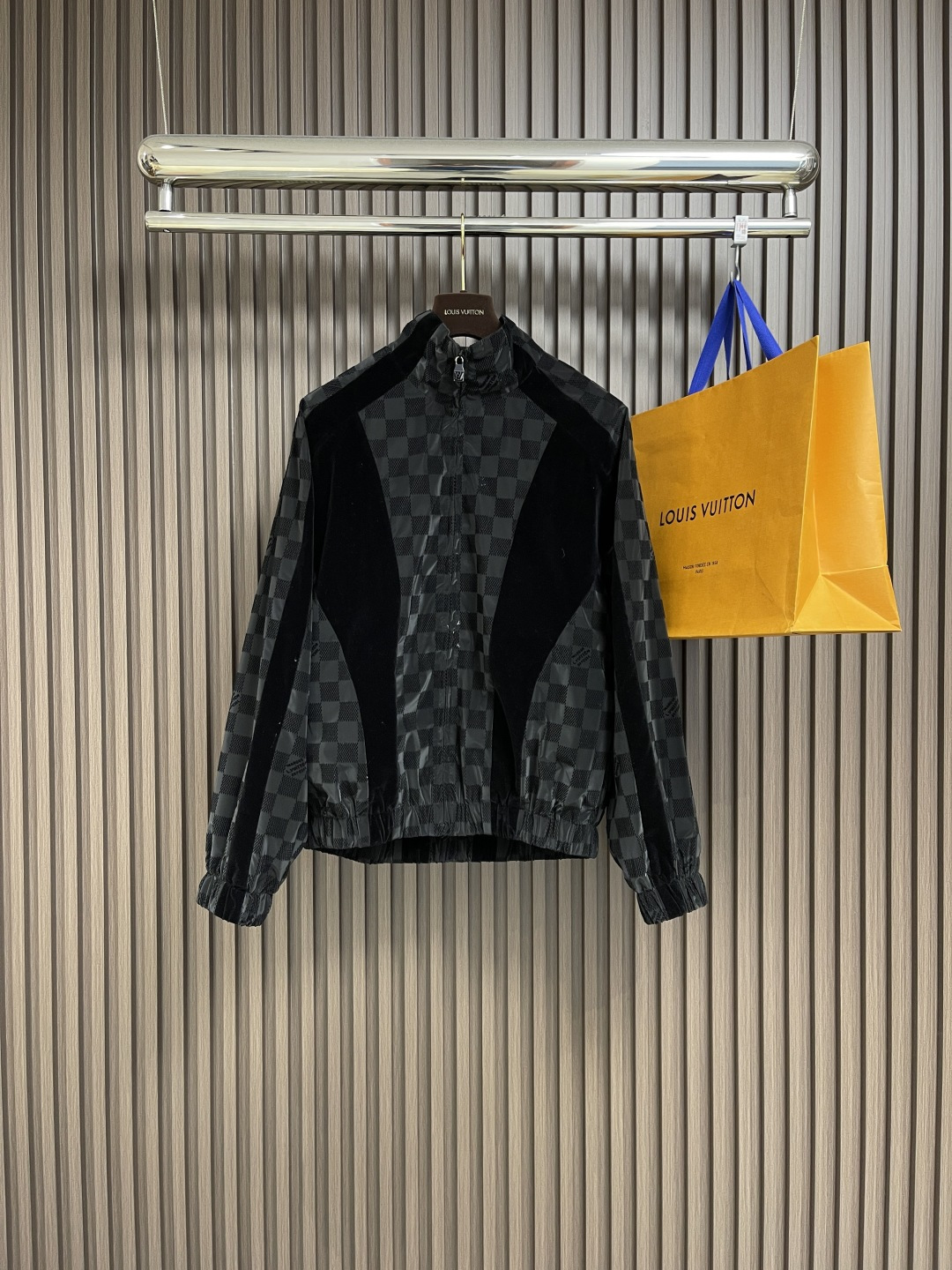 NO:126632,Top P LV checkerboard flocked zipper jacket trouser set, flocked matte damier pattern is integrated into marque l.vuitton deposee logo, velvet band has rich texture layers, the overall wiring is straight and delicate, the fabric is comfortable and soft, the color is consistent and there is no color difference. It can be matched with the same style to create a fashionable look, control various occasions, customized auxiliary materials, complete three standards, the same style for men and women!  Size S-XL, louis vuitton, jackets & coats,alexander wang19860909上衣 裤子P LV 棋盘格植绒拉链外套长裤套装,采用植绒哑光damier 图案融入 marque l.vuitton deposee 标识,丝绒饰带丰富肌理层次,整体走线平直细腻,面料舒适柔软,颜色一致无色差 能与同款搭配营造时尚造型,驾驭各种场合,定制辅料,三标齐全,男女同款！尺码S-XL,,louis vuitton,jackets & coats,alexander wang,Men's clothing