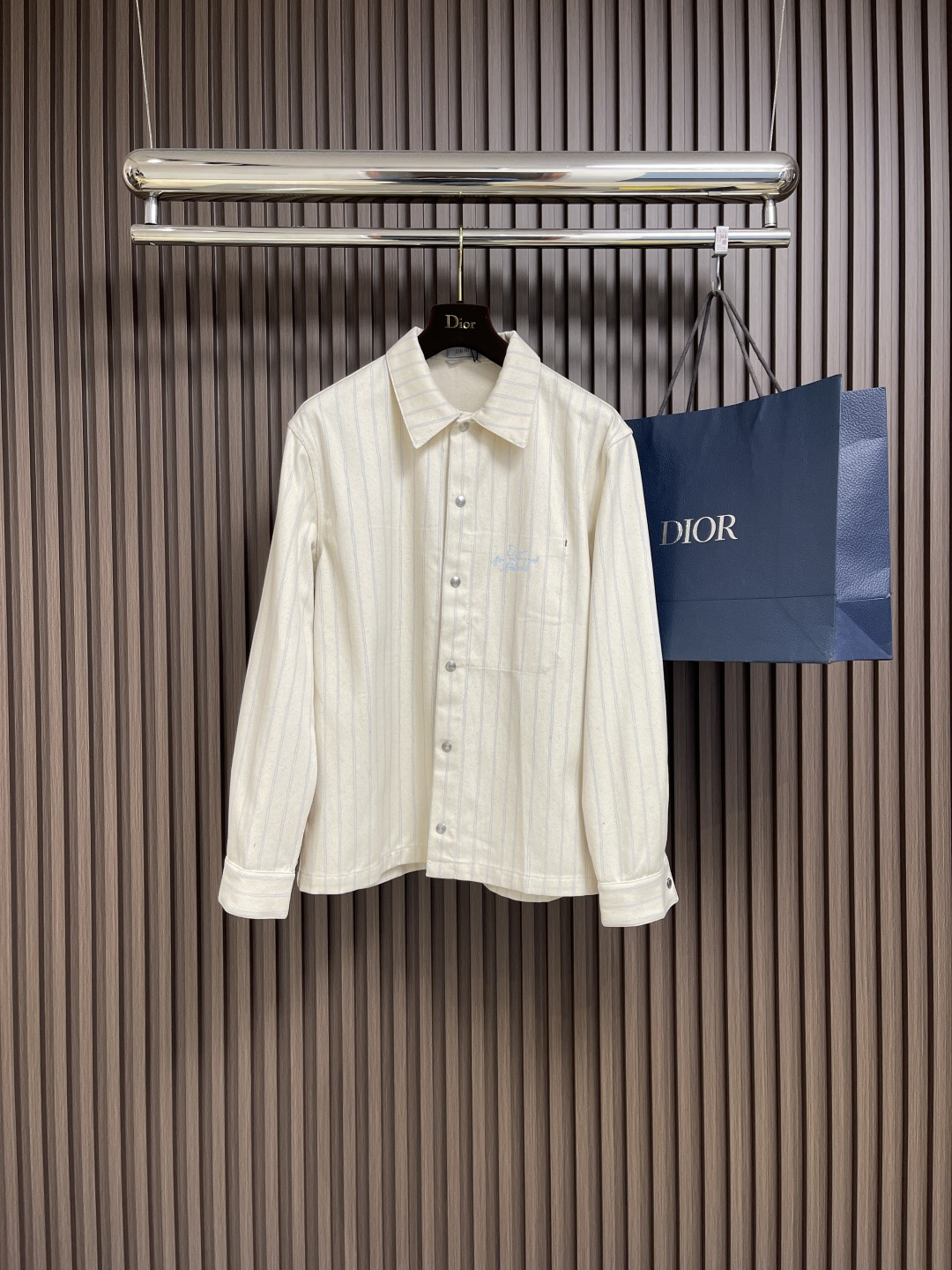 NO:126587,Tops, pants, Dior Herringbone striped embroidered shirt and trousers set, using a cotton 16s yarn color woven fabric with a warp and weft density of 96*58, disassemble the Y-version to analyze the yarn specifications, the warp and weft density is counted, and the large-scale yarn color is ordered and dyed. The embryonic fabric is woven with a large door jet color jacquard machine. The tissue can be weaved to the same herringbone density as the y-version, and the finished door width reaches 3m. The front page is hand-cut with line restored flowers, front and back page letters imported from Japan, three-dimensional glue cotton embroidery thread embroidery, matching aluminum alloy material glossy letters four-fold buckle. The overall thread is straight and delicate, the fabric is comfortable and soft, the color is consistent and there is no color difference. It can be matched with the same style to create a fashionable look, control various occasions, customized auxiliary materials, complete three standards, the same style for men and women!  Size 46-52,dior,shirts,alexander wang19860909上衣 裤子 Dior 人字纹条纹刺绣衬衫长裤套装,采用全棉16s纱线色织面料,经纬密度96*58,拆解y版分析纱线规格,数点经纬密度,订染大货纱线颜色,采用大门幅喷气色织提花机织造胚布,组织可以织到y版一样的人字纹密度,幅宽达到3m的成品门幅,前幅采用线条还原花手工剪裁,前后幅字母日本进口田岛绣花机,立体胶棉质绣花线刺绣,配套铝合金材质亮面字母四合扣.整体走线平直细腻 面料舒适柔软 颜色一致无色差 能与同款搭配营造时尚造型,驾驭各种场合,定制辅料,三标齐全,男女同款！尺码46-52,,dior,shirts,alexander wang,Men's clothing