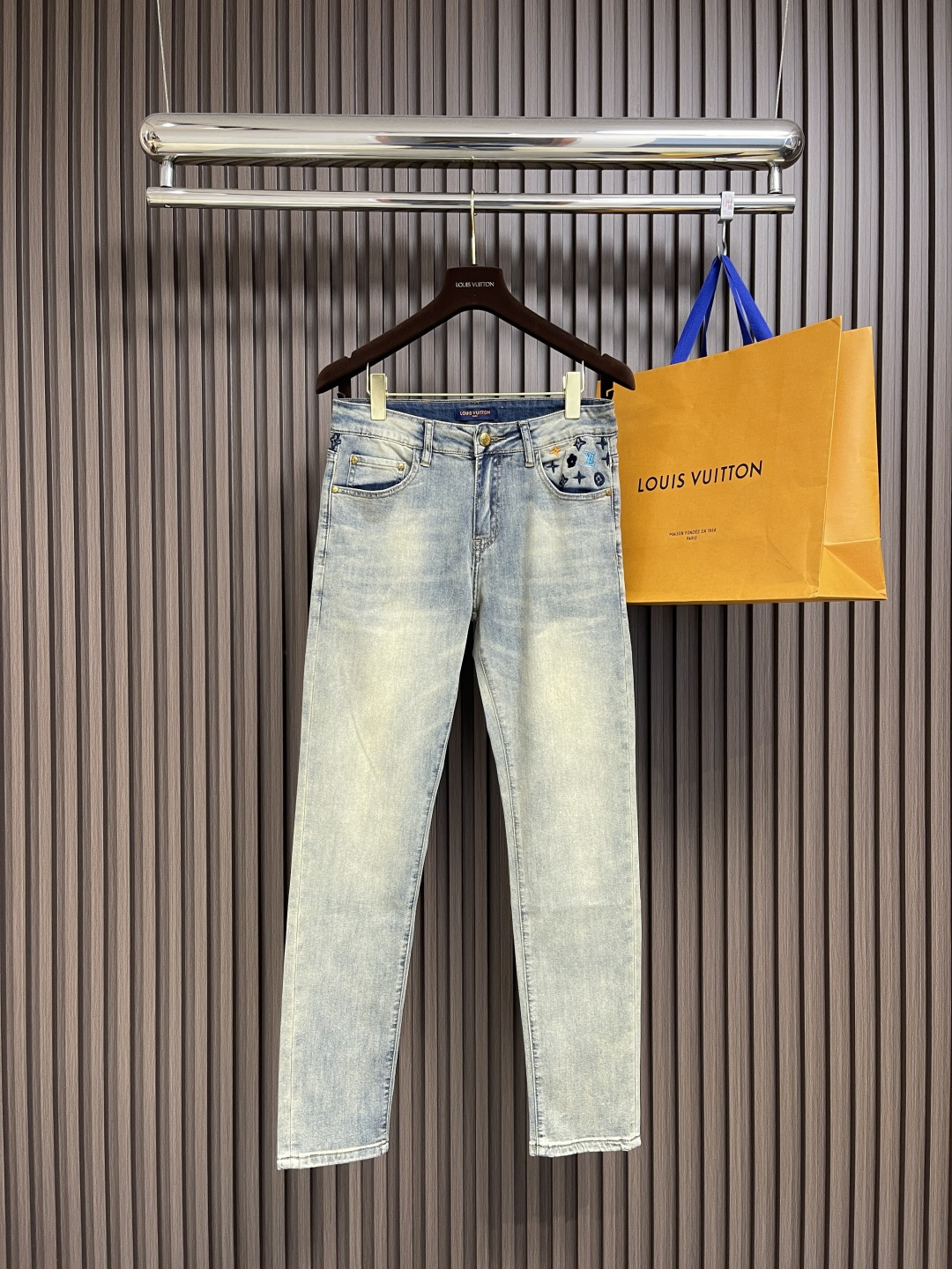 NO:126606,LV 2025SS new logo printed jeans, foreign trade order. Original hardware accessories, fine workmanship details, fermentation grinding and rinsing water process, selected high-quality Danny denim fabric. Size 28-38 35 37,,louis vuitton,jeans,alexander wang19860909LV 2025SS新款标识印花牛仔裤,外贸定单.原版五金辅料,做工细节车线相当好,酵磨漂洗水工艺,精选优质丹尼牛仔布面料.尺码28-38 有35 无37,,louis vuitton,jeans,alexander wang,Men's clothing