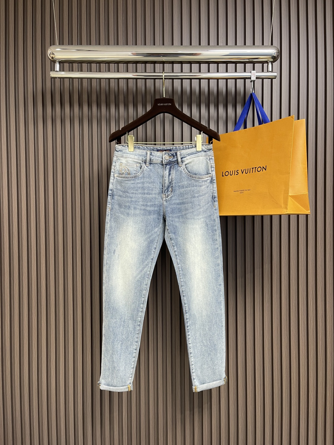 NO:126616,LV 2025ss' new rear bag logo jeans, with its unique design concept, perfectly blends fashion and practicality, becoming a trendy item for unisex. It uses high-quality denim fabric and has been processed through special craftsmanship. The back bag presents a low-key and layered dark patterned pattern, which not only retains the classic charm of the denim, but also adds a bit of delicateness and elegance. In terms of the layout design, it adopts loose straight cuts, which not only modifys the leg shape, but also gives the wearer a high degree of comfort and freedom. Whether it is simple or handsome, you can easily control a variety of styles and show your personality charm. Whether it is daily travel or outdoor adventure, this dark patterned denim can become your ideal choice, allowing you to stand out from the crowd and show your extraordinary taste. Size 28-38 35 37 37 , louis  vuitton, jeans,alexander wang19860909LV 2025ss新款后袋logo标识牛仔裤,以其独特的设计理念,完美融合了时尚与实用性,成为男女皆宜的潮流单品.采用高品质牛仔面料,经过特殊工艺处理,后袋呈现出低调而富有层次的暗纹花案,既保留了牛仔的经典韵味,又增添了几分细腻与雅致,版型设计上,它采用了宽松直筒的剪裁,不仅修饰腿型,还赋予穿着者极高的舒适度与自由度.无论是搭配简约,还是帅气,都能轻松驾驭多种风格,展现个性魅力.无论是日常出行,还是户外探险,这款暗纹花牛仔都能成为你的理想选择,让你在人群中脱颖而出,彰显不凡品味.尺码28-38 有35 无37,,louis vuitton,jeans,alexander wang,Men's clothing