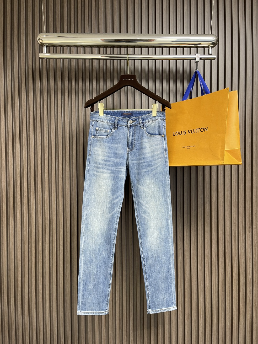 NO:126613,LV 2025SS new rear bag logo jeans, foreign trade order. Original hardware accessories, fine workmanship details, fermentation grinding and rinsing water process, selected high-quality Danny denim fabric. Size 28-38 35 37,,louis vuitton,jeans,alexander wang19860909LV 2025SS新款后袋标识牛仔裤,外贸定单.原版五金辅料,做工细节车线相当好,酵磨漂洗水工艺,精选优质丹尼牛仔布面料.尺码28-38 有35 无37,,louis vuitton,jeans,alexander wang,Men's clothing